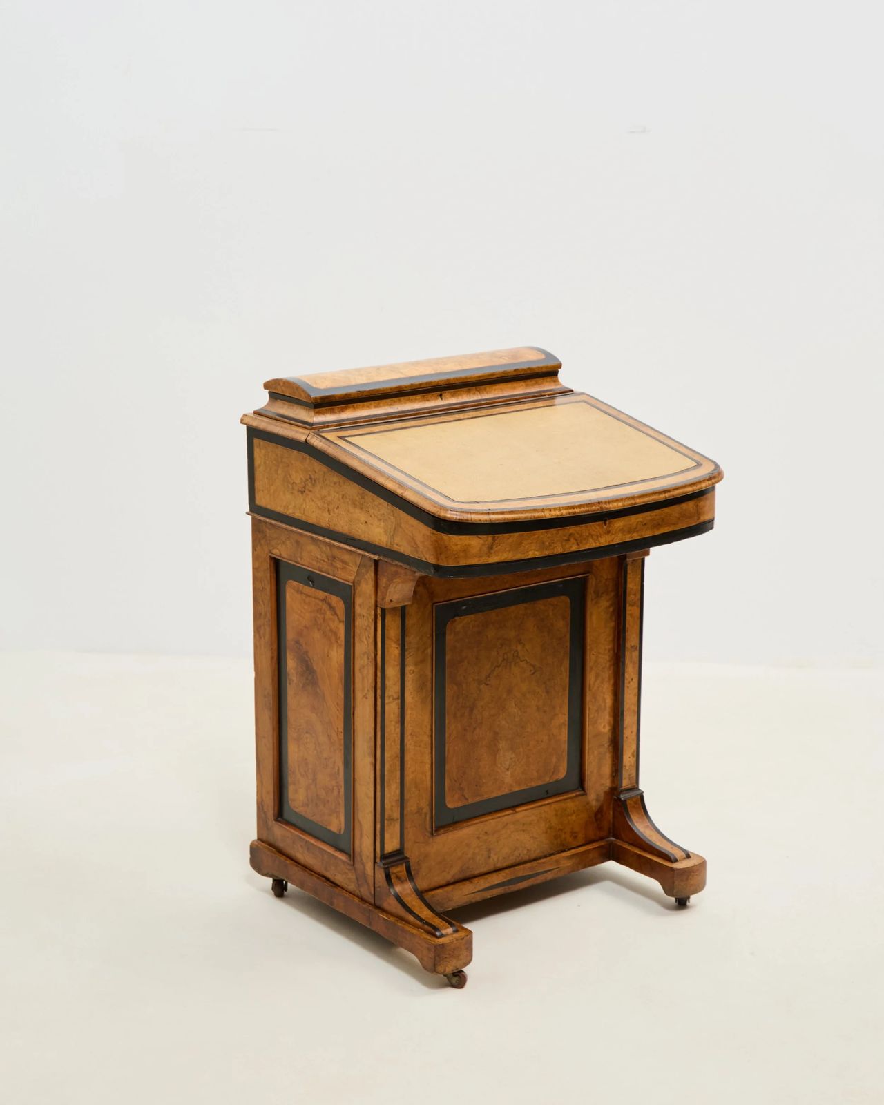 photo for sale Wortelnotenhouten staand bureau, 19e eeuw