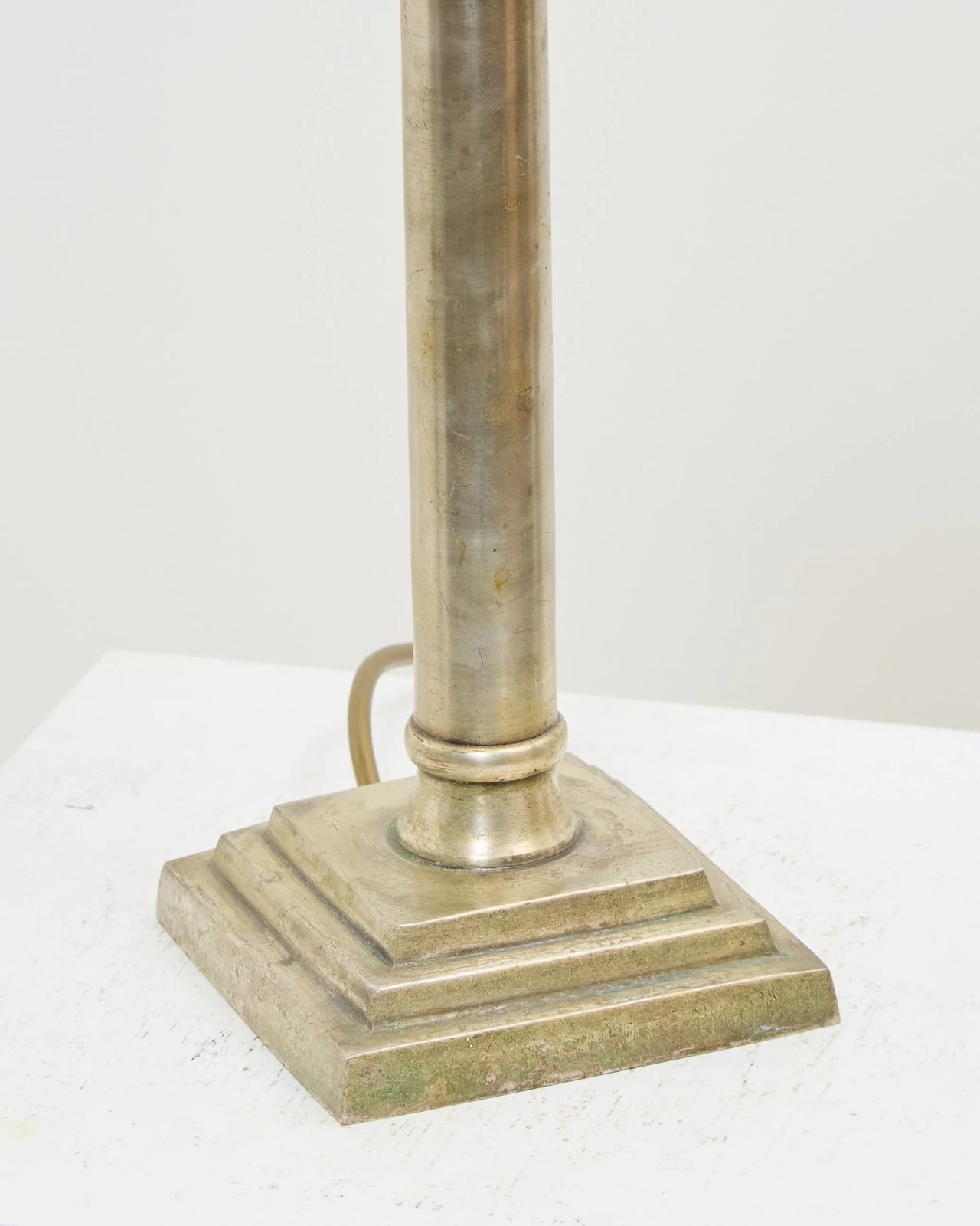 photo furniture Nikkel kolomlamp, ca. jaren 1950