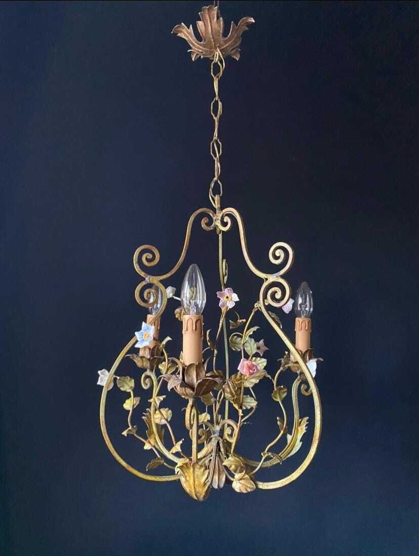 Antieke ijzeren kroonluchter met bloemen photo furniture