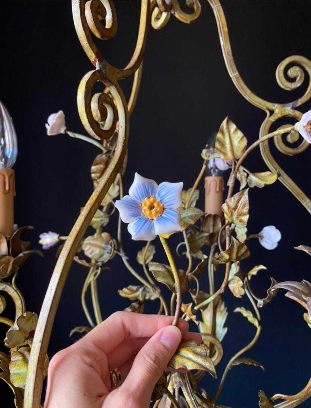 photo for sale Antieke ijzeren kroonluchter met bloemen