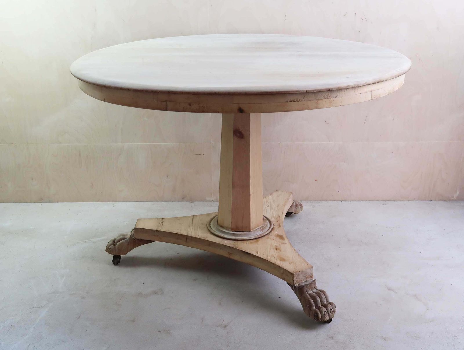 Klein antiek rond tafel in Palladiaanse stijl met leeuwenpootjes. Ca. 1835 photo furniture