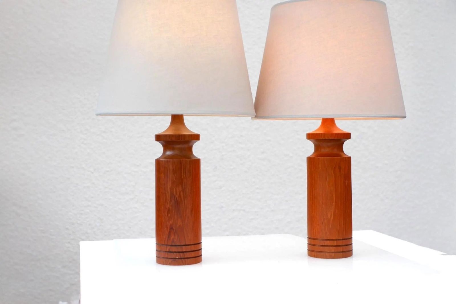 Grote mid-century modern Deense teakhouten tafellamp, set van 2 photo vintage