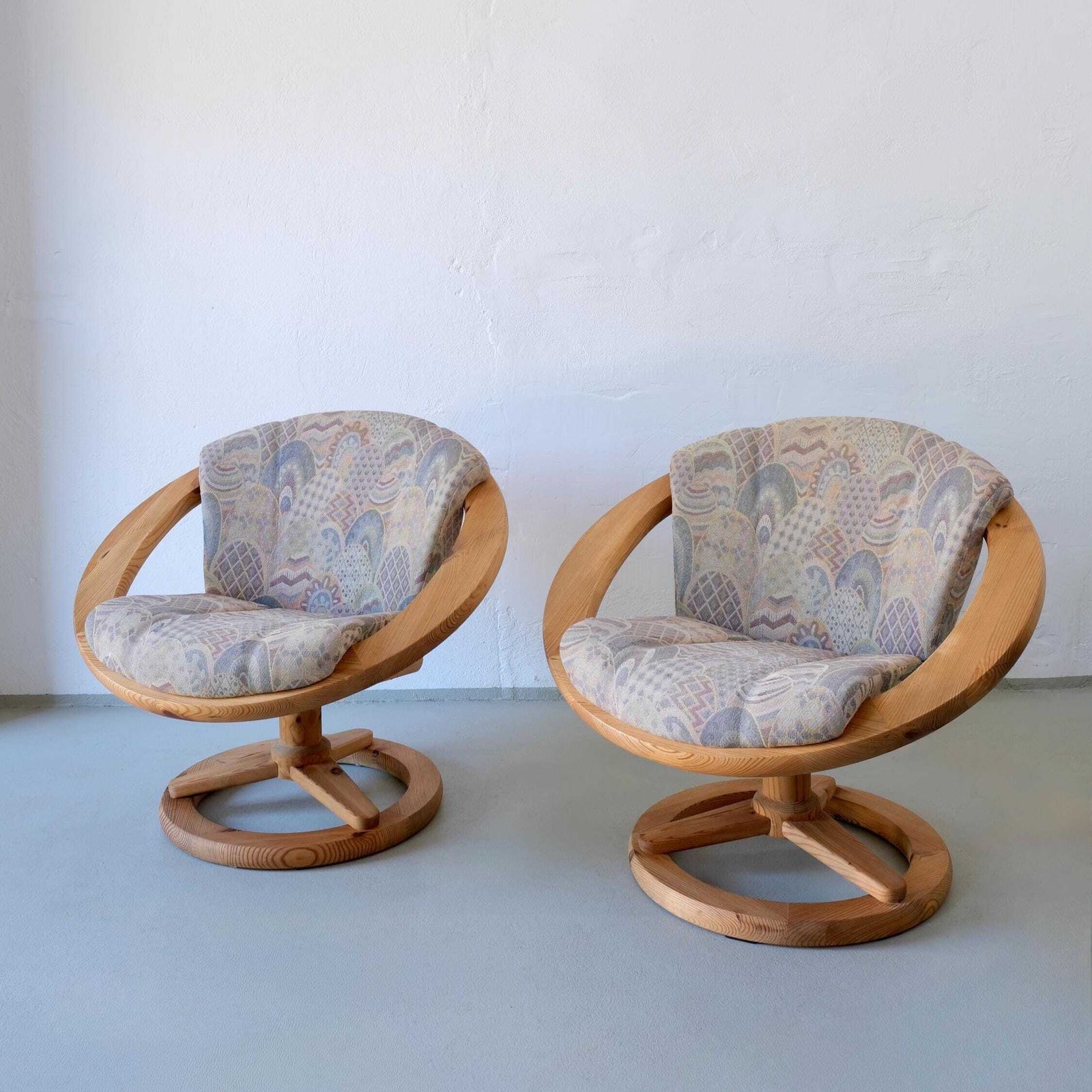 2 Scandinavaanse Grenen Draaistoelen | 1980s.