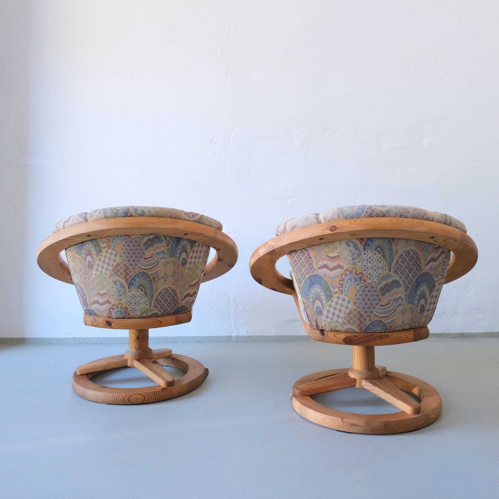 2 Scandinavaanse Grenen Draaistoelen | 1980s. photo Meubels