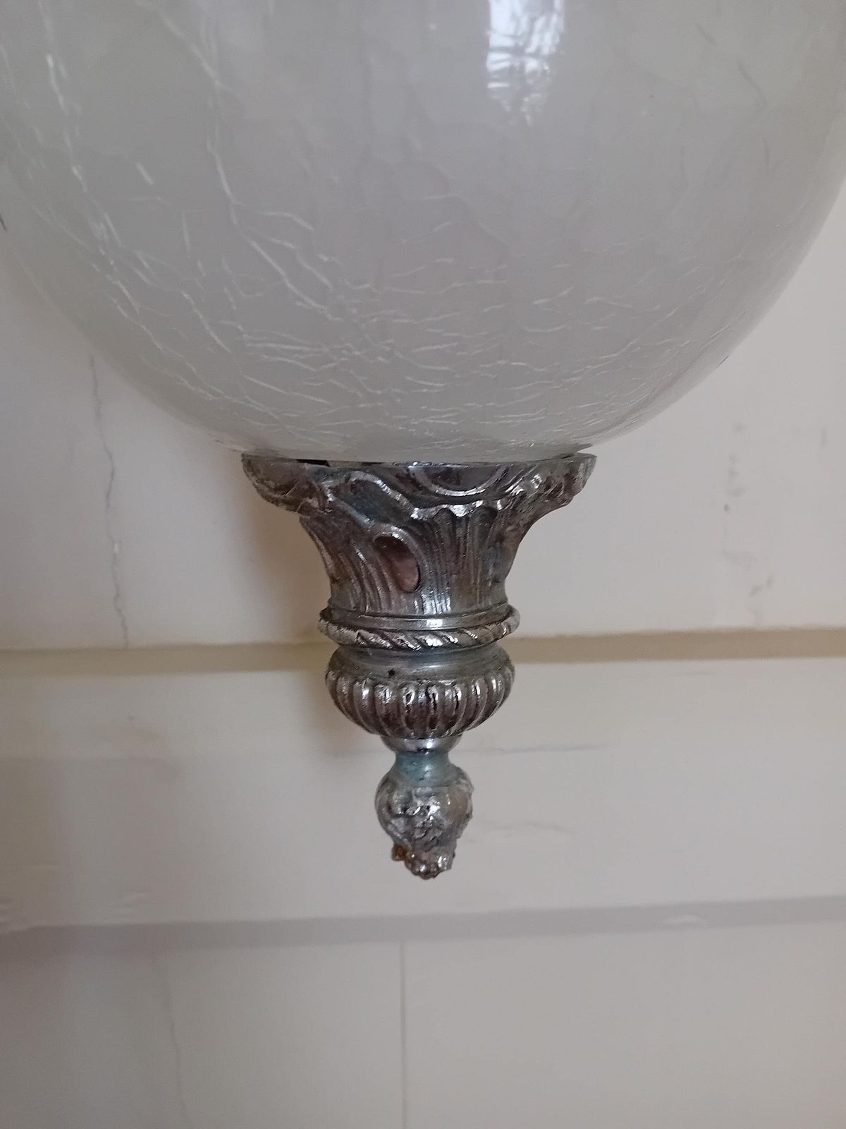 Suspension, lampe à guirlande décor blanc et argent. photo Luminaires