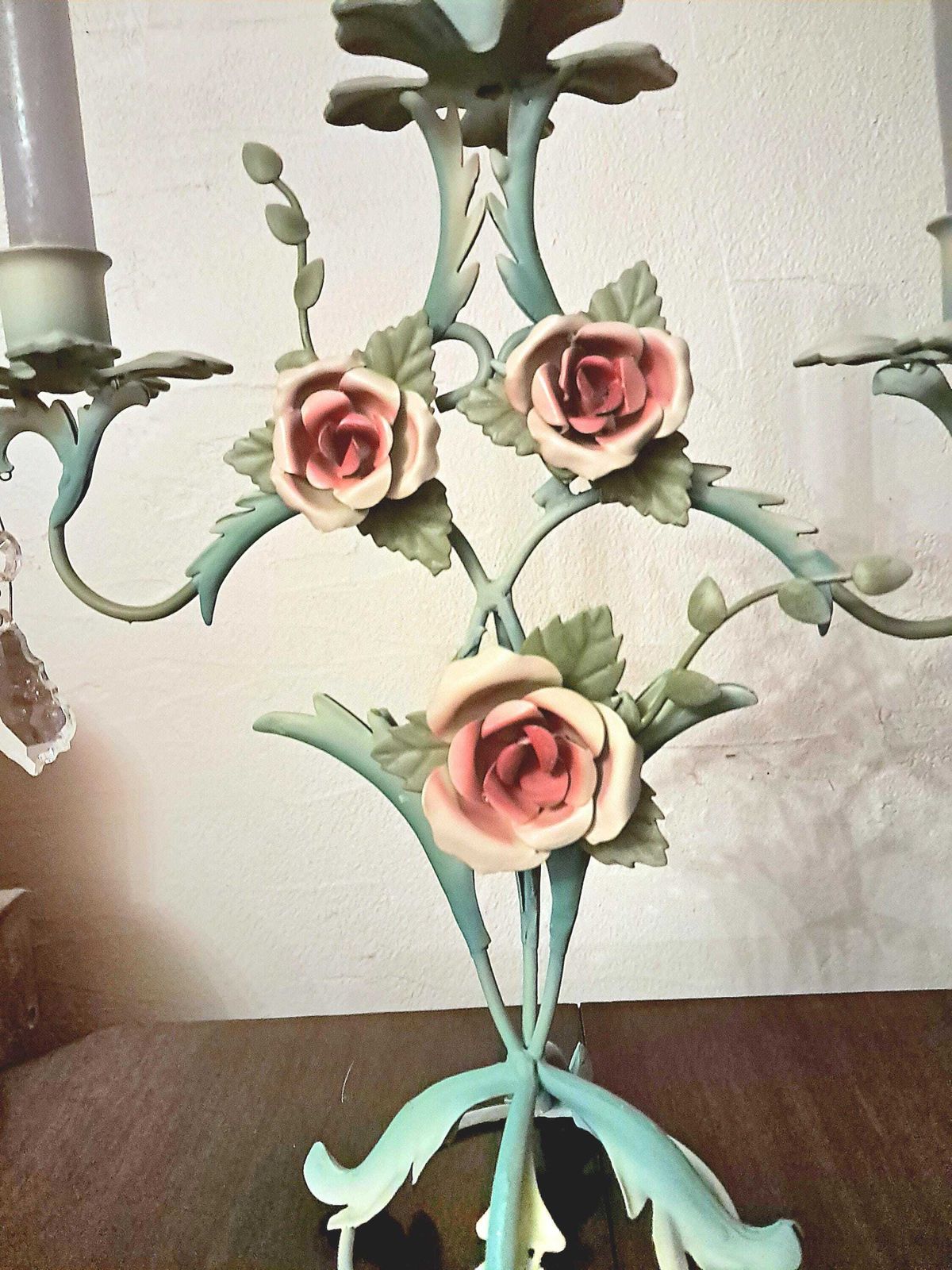 Chandelier toleware 3 branches, bleu canard aux roses. photo Décoration