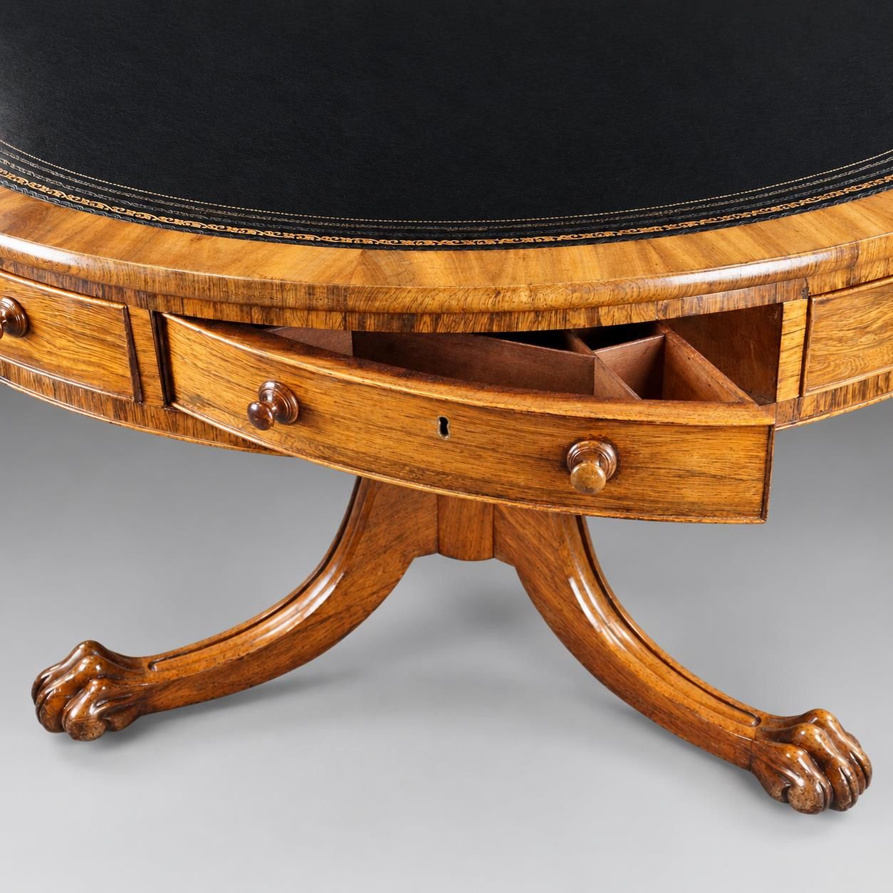 Een bijzondere rozenhout draaischijftafel, 19e eeuw photo furniture