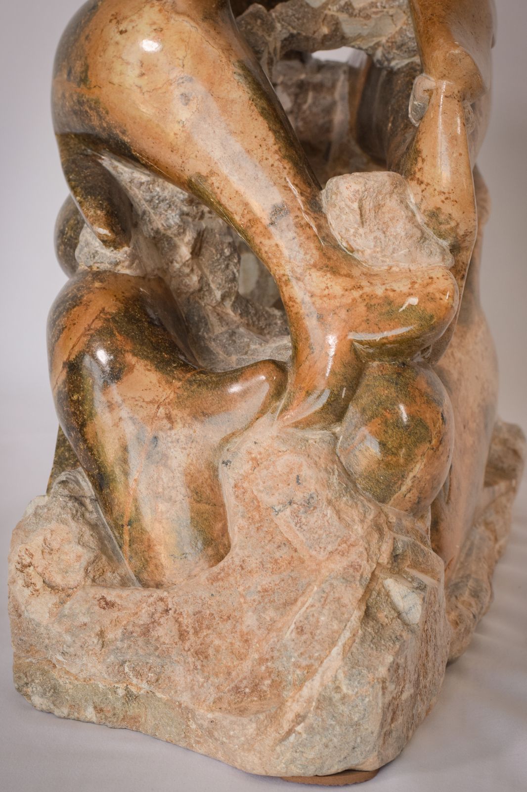 Kunst Marmeren sculptuur van dolfijnen, midden 20e eeuw photo