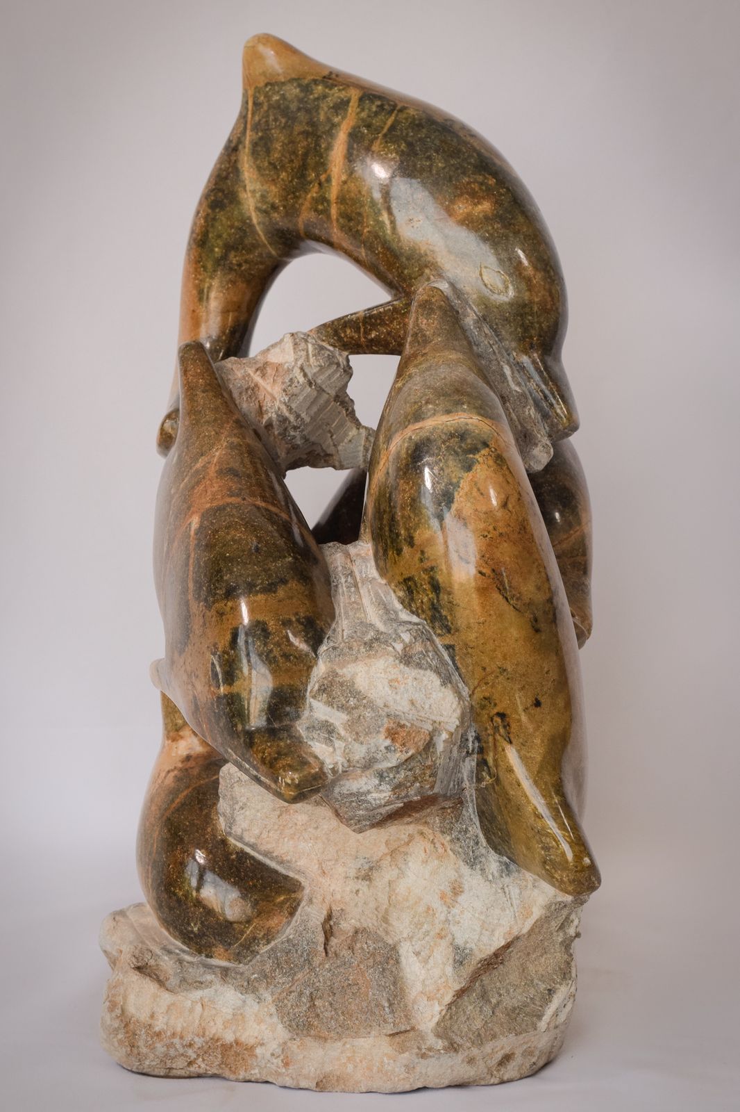 882.0 Marmeren sculptuur van dolfijnen, midden 20e eeuw photo
