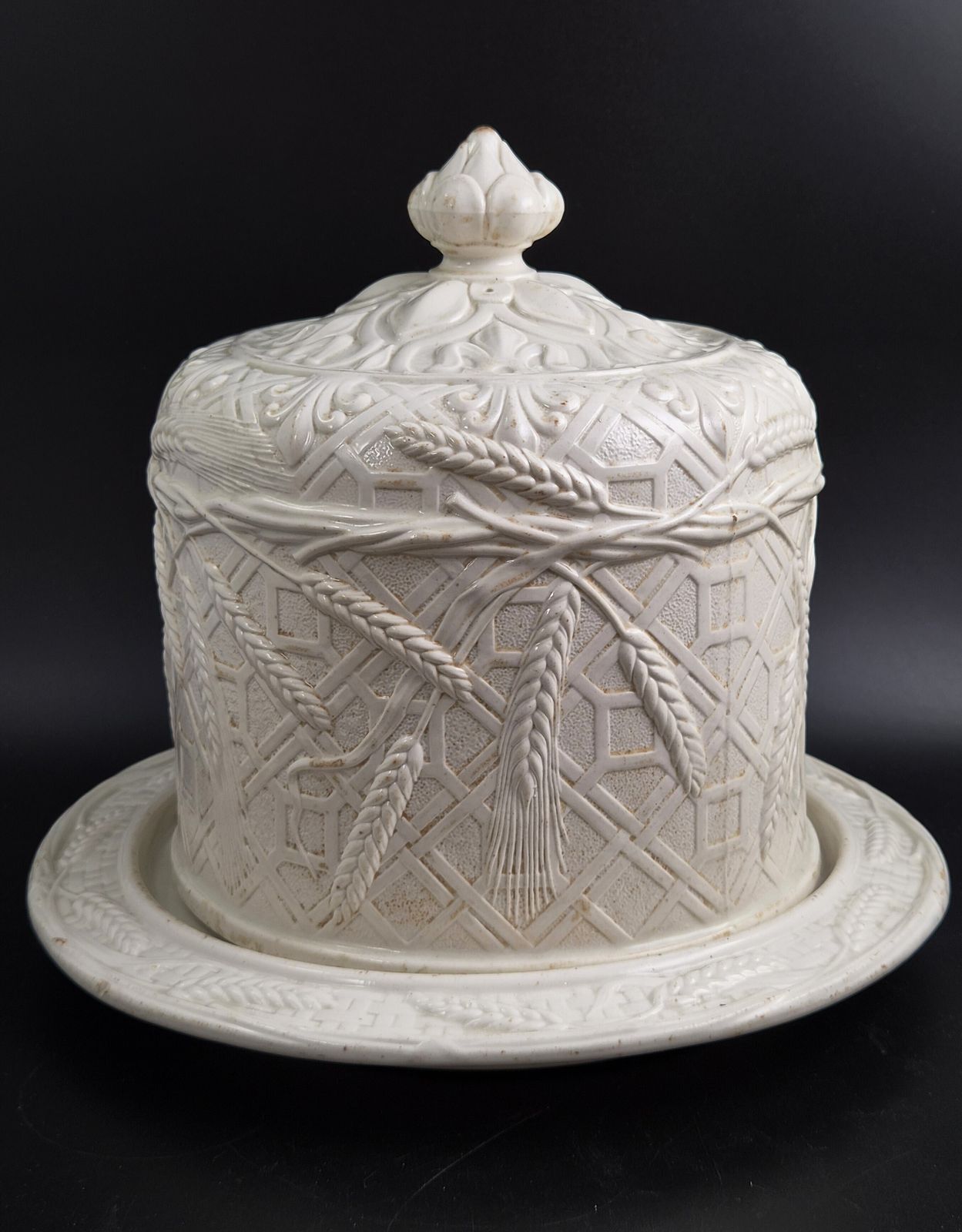 Victoriaanse witte ironstone kaasstolp met schaal, tarwe en traliewerk, ca. 1875 photo buy