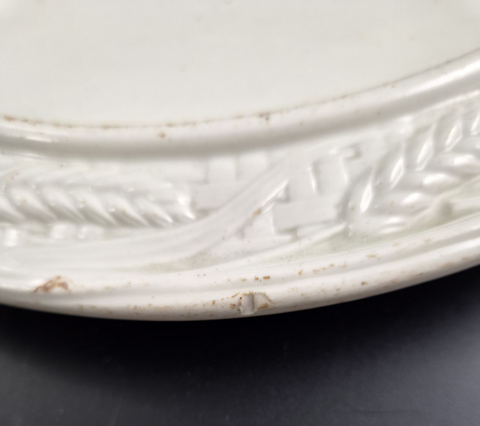 photo buy Victoriaanse witte ironstone kaasstolp met schaal, tarwe en traliewerk, ca. 1875