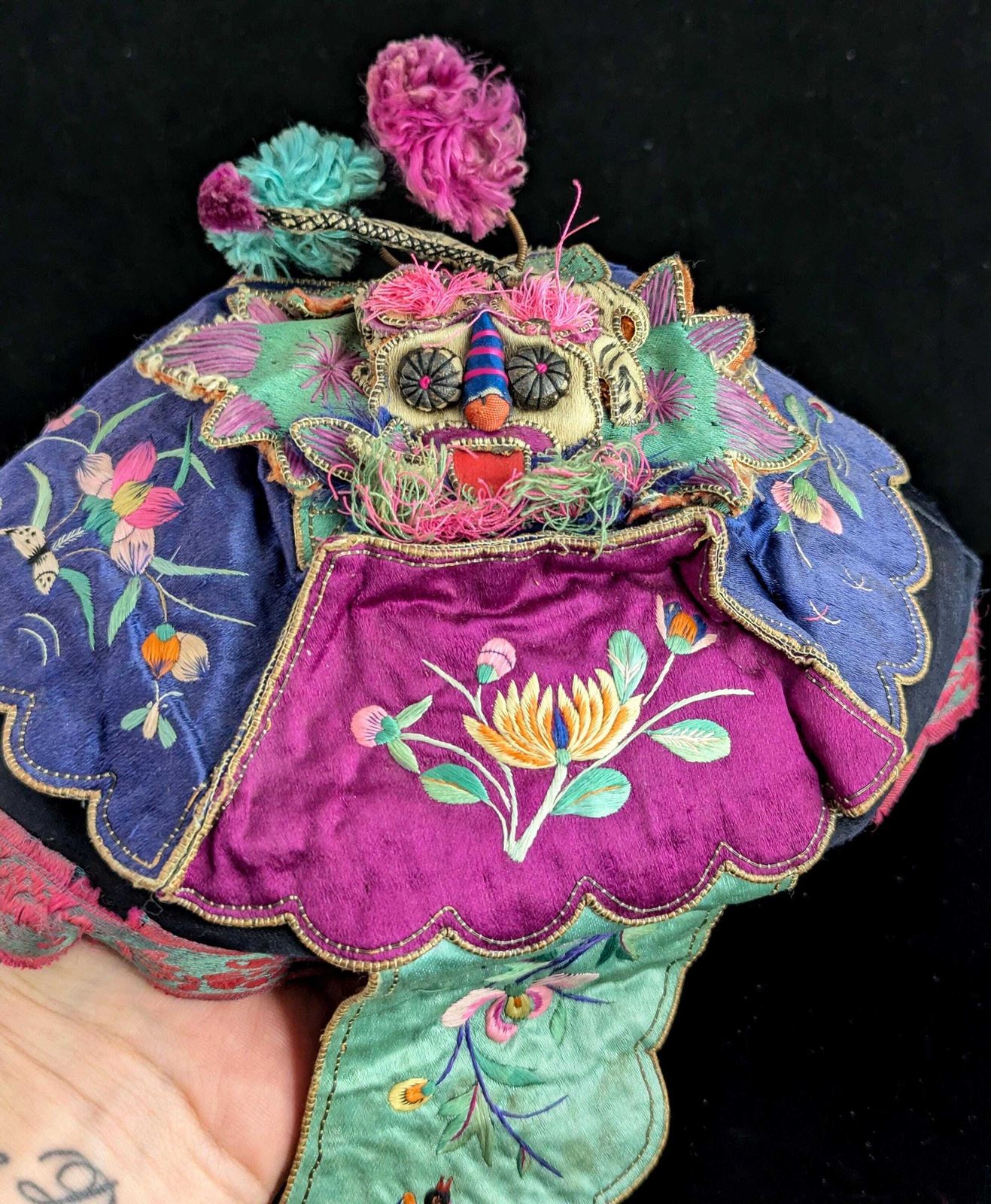 Chapeau de fête chinois d'époque, lion, fleur de lotus, soie brodée, animal protecteur