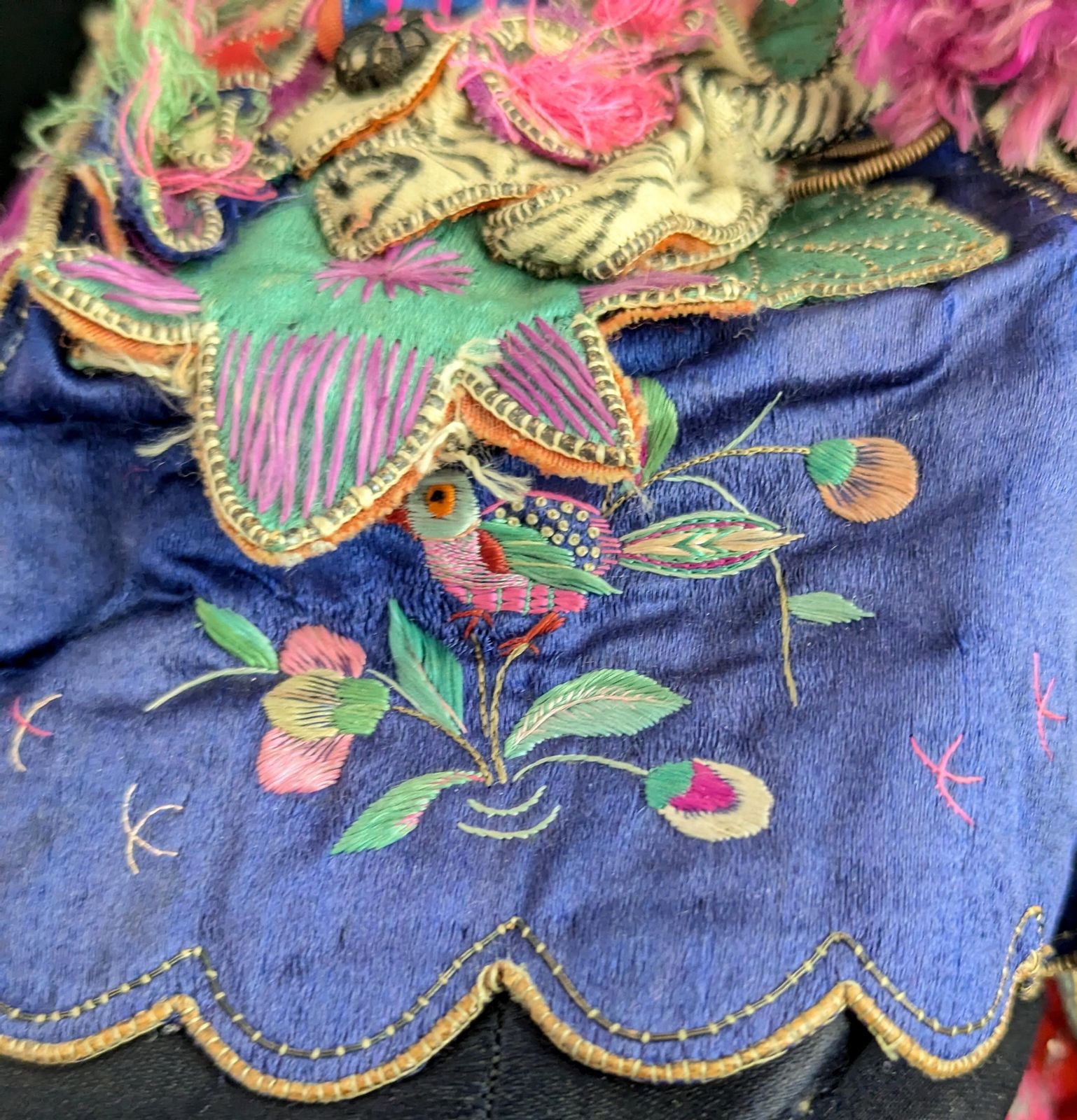 Chapeau de fête chinois d'époque, lion, fleur de lotus, soie brodée, animal protecteur photo furniture