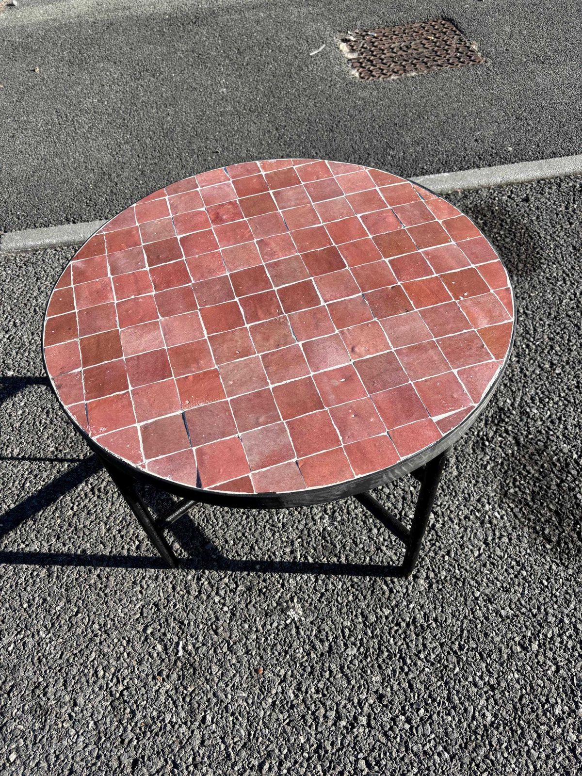 Table basse marocaine en zellige terracotta, table ronde en mosaïque faite main, carreaux rouge rouille, mobilier Boho photo for sale