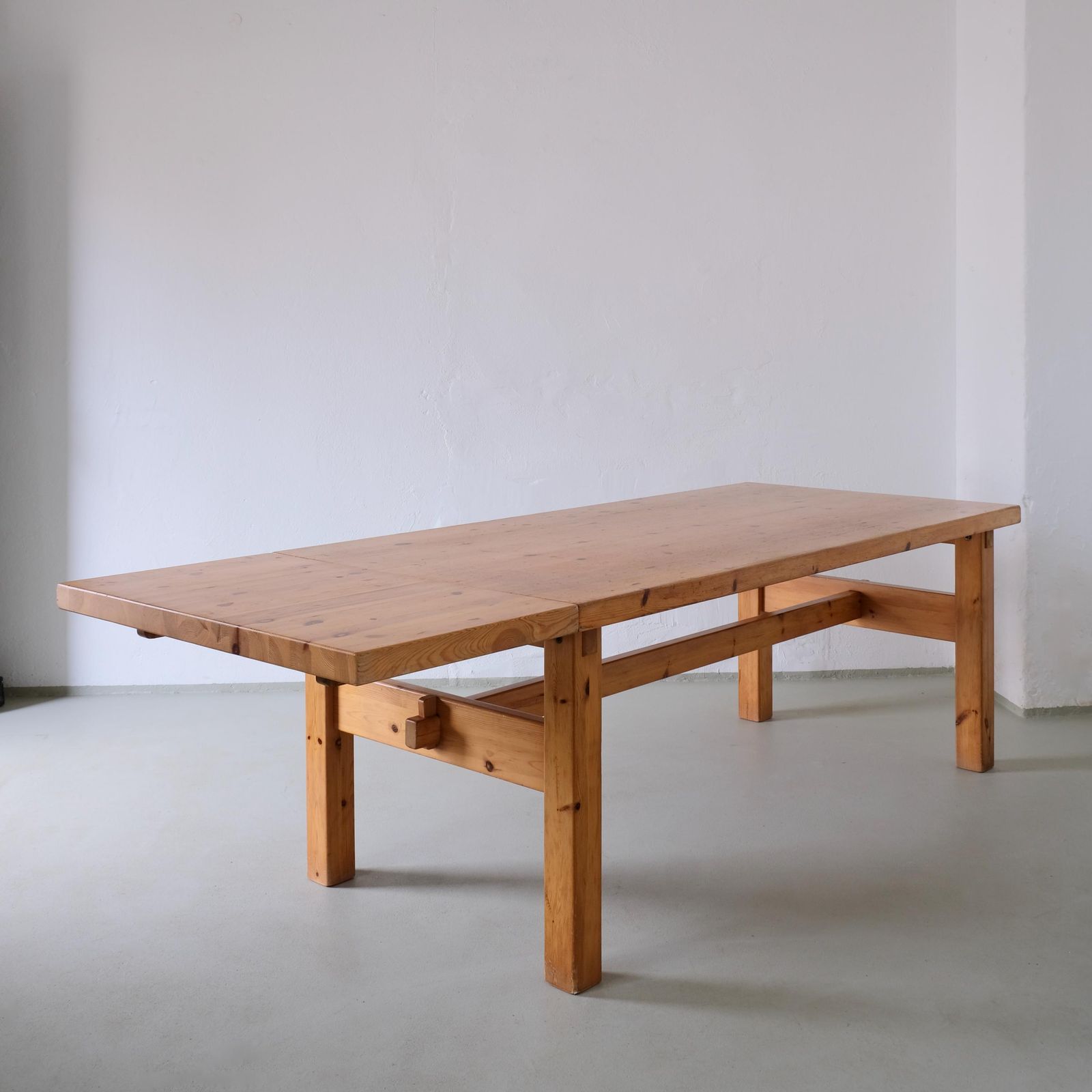 Minimalistische uitschuifbare eettafel van massief grenenhout, jaren 1970 photo furniture