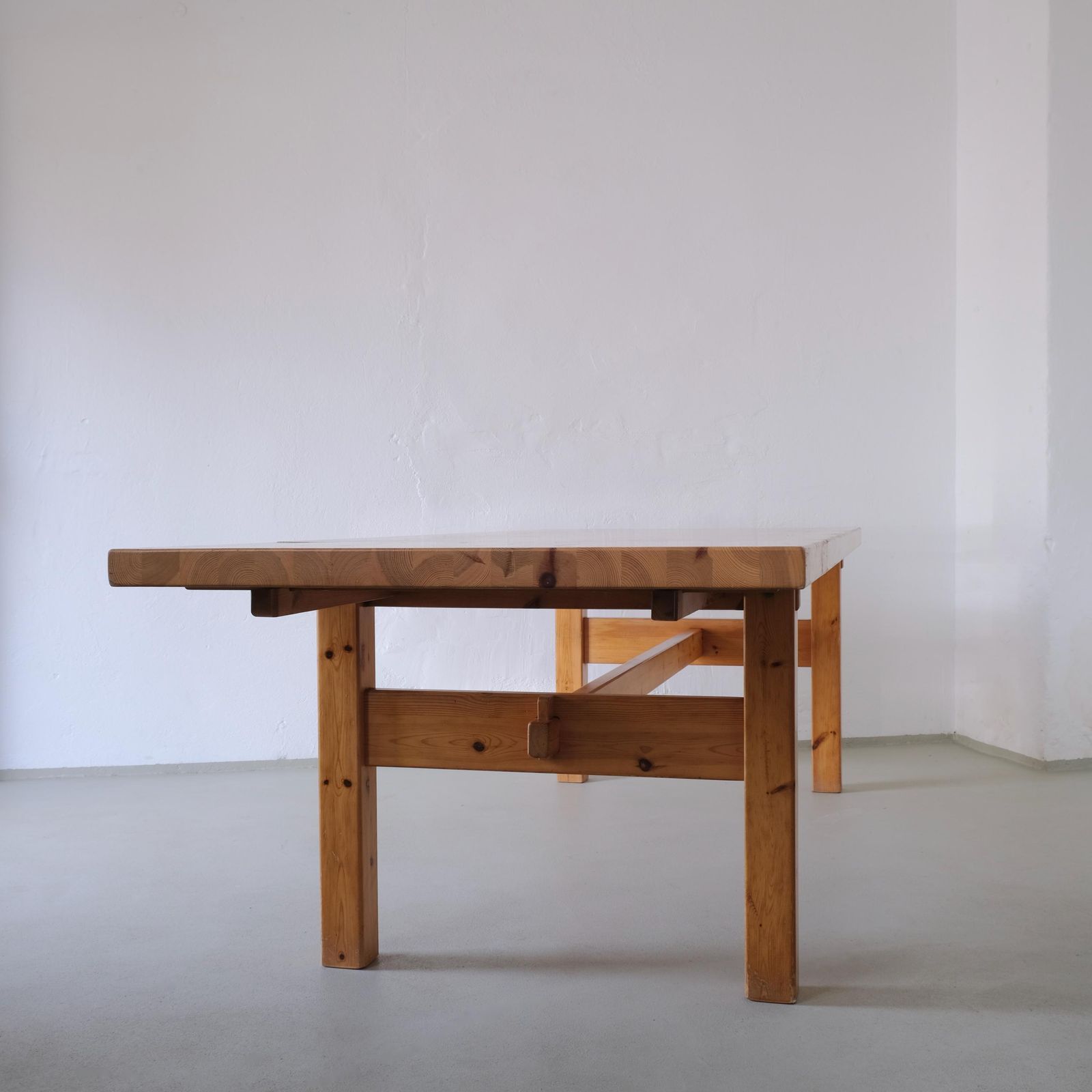 Minimalistische uitschuifbare eettafel van massief grenenhout, jaren 1970 photo Meubels