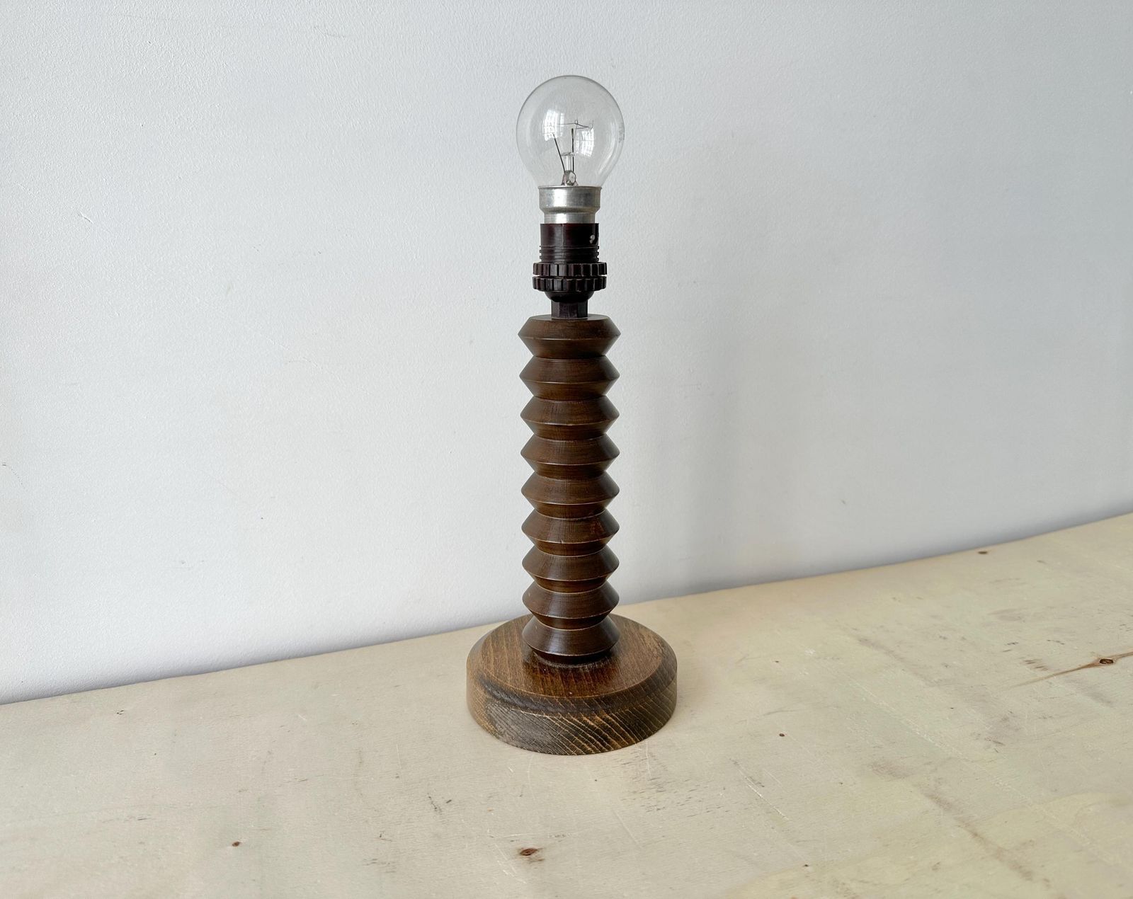 photo for sale Franse gedraaide houten tafellamp, jaren 1950, mid-century rustieke verlichting