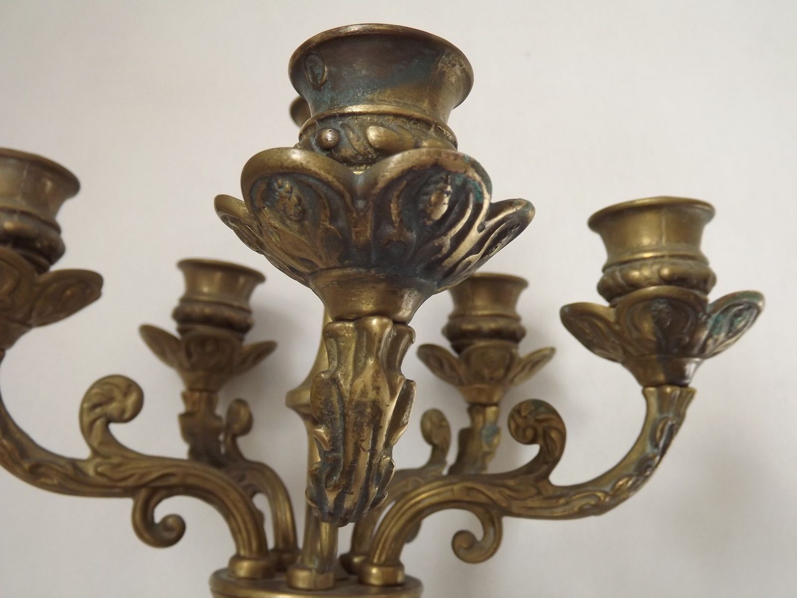 photo vintage Paire d'appliques murales à 5 bougies en laiton, style Rococo Revival, début du XXe siècle