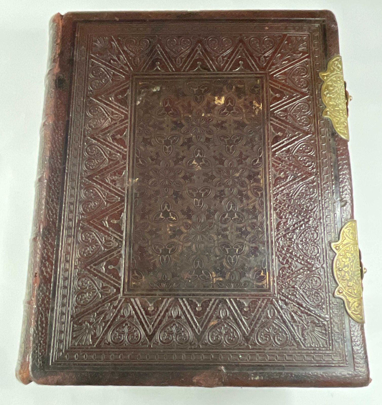Antieke Victoriaanse familiebijbel met messing sloten (ca. 1870s) | Blackie & Son Folio photo furniture
