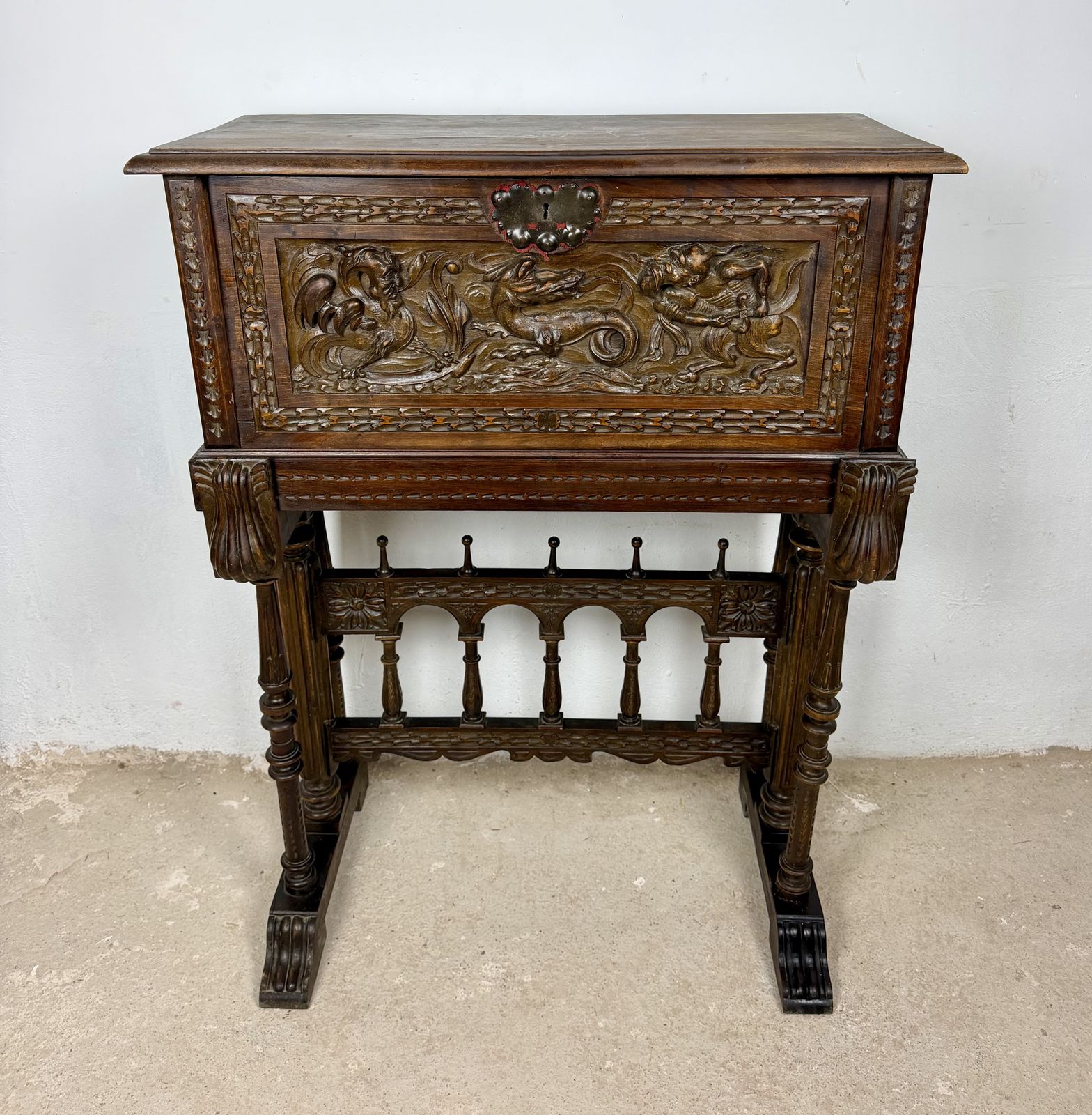 Spaanse Bargueño van Gesneden Hout met Figuratieve Decoratie photo furniture