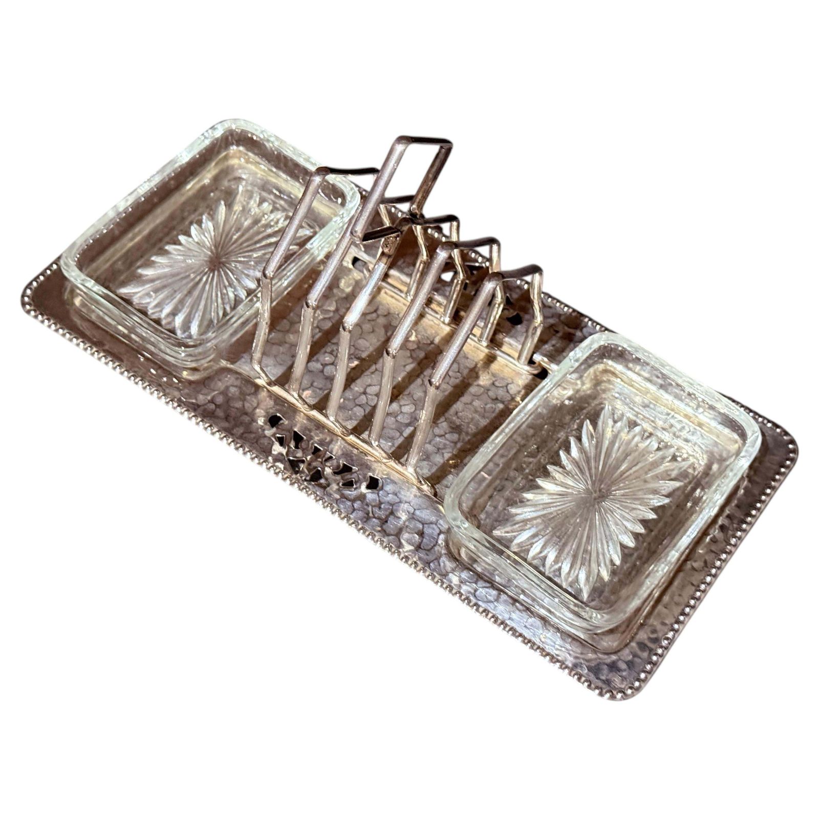 Porte-toast Art déco en métal argenté, plateau martelé assorti et coupes à beurre en cristal