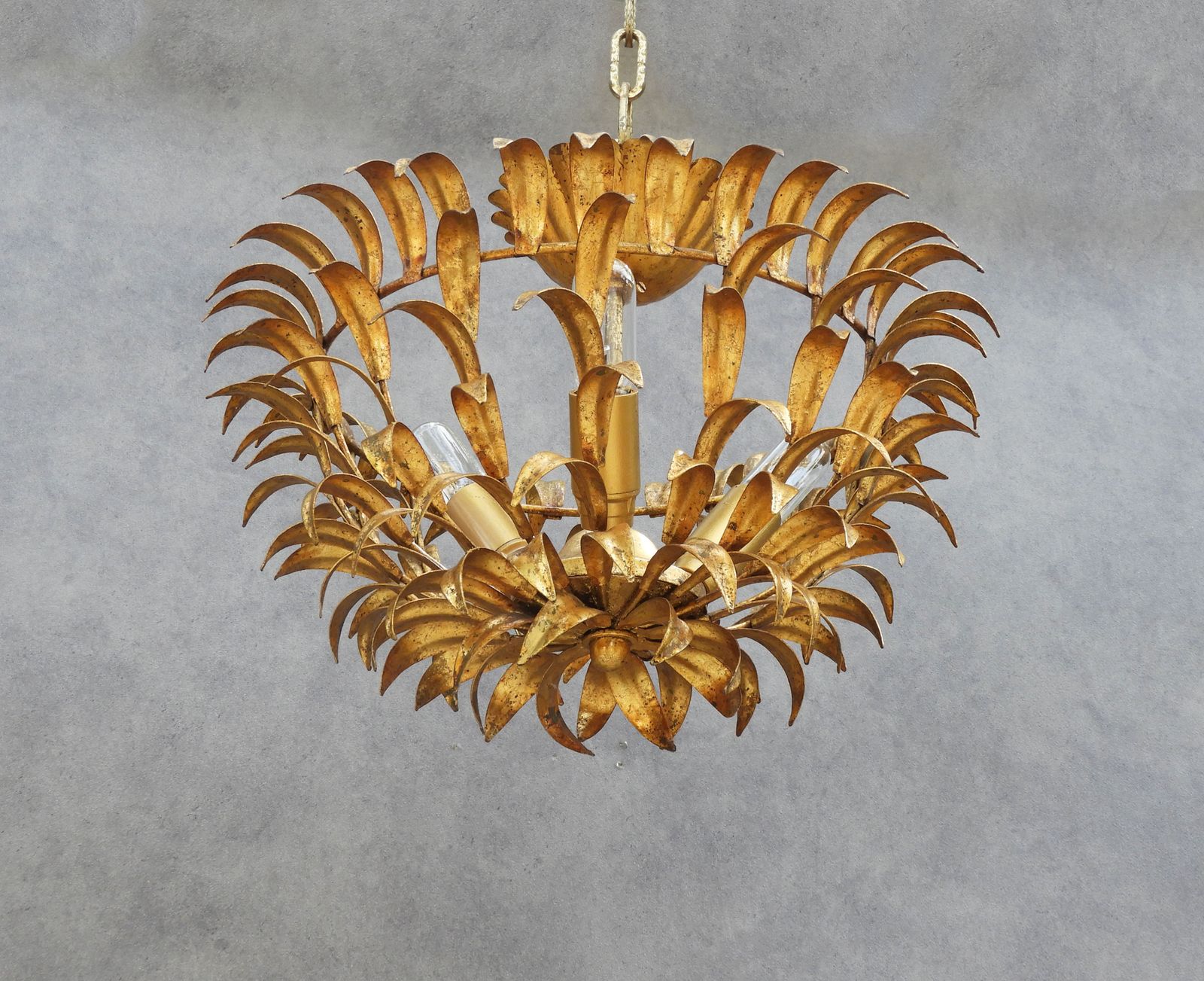 Plafonnier espagnol mid-century en fer doré à décor de feuillage, années 1950 photo Luminaires