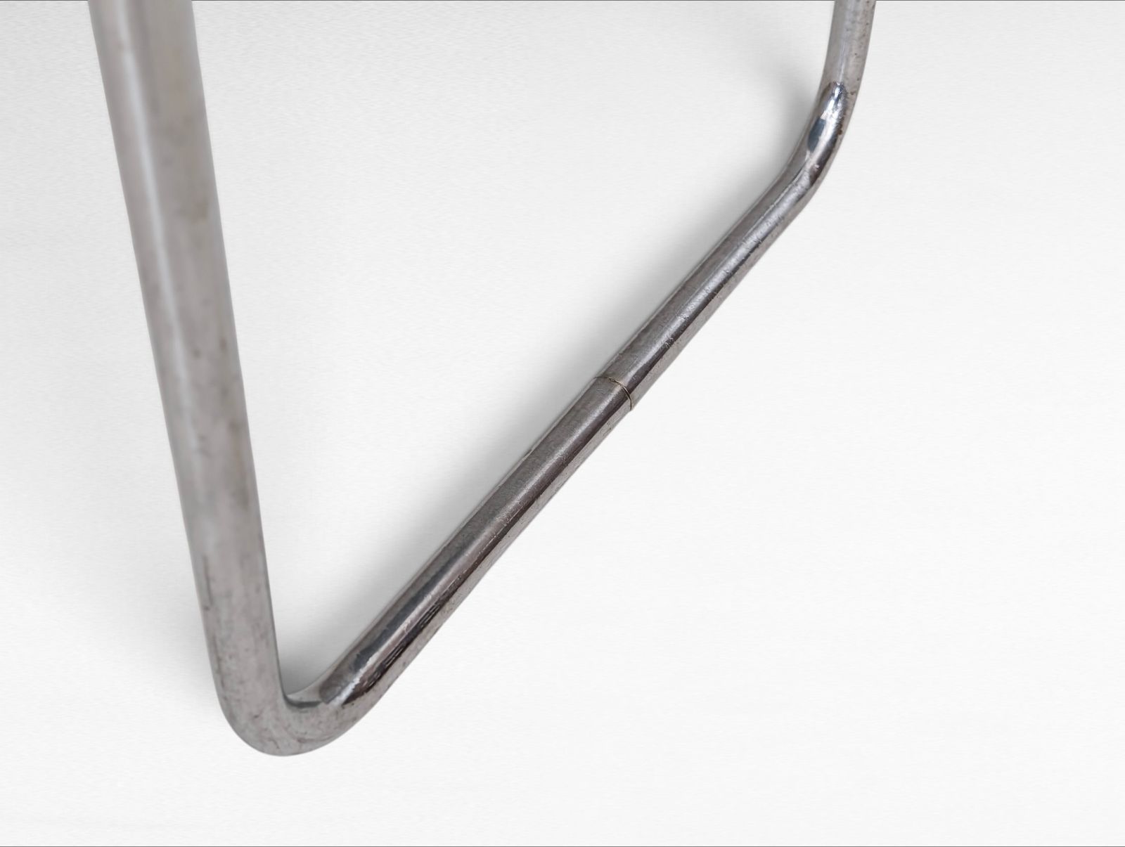 photo buy Bauhaus bijzettafel B 12 van Marcel Breuer, jaren 1930
