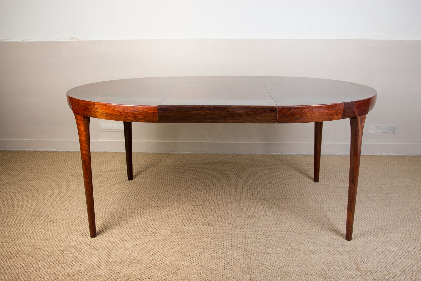 photo furniture Table à manger danoise extensible en palissandre par Ib Kofod Larsen pour Faarup Møbelfabrik, 1960.