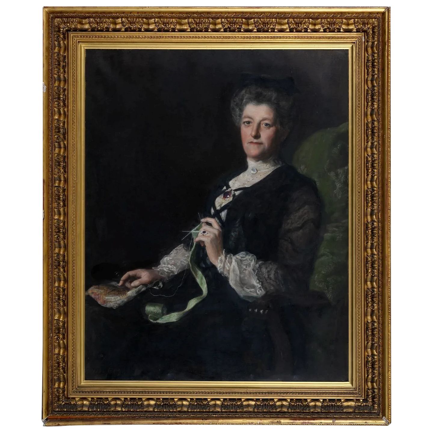 Groot laat-Victoriaans olieverfportret, toegeschreven aan John Maler Collier - dame breiend, mogelijk Lady Laing, ca. 1893-1900