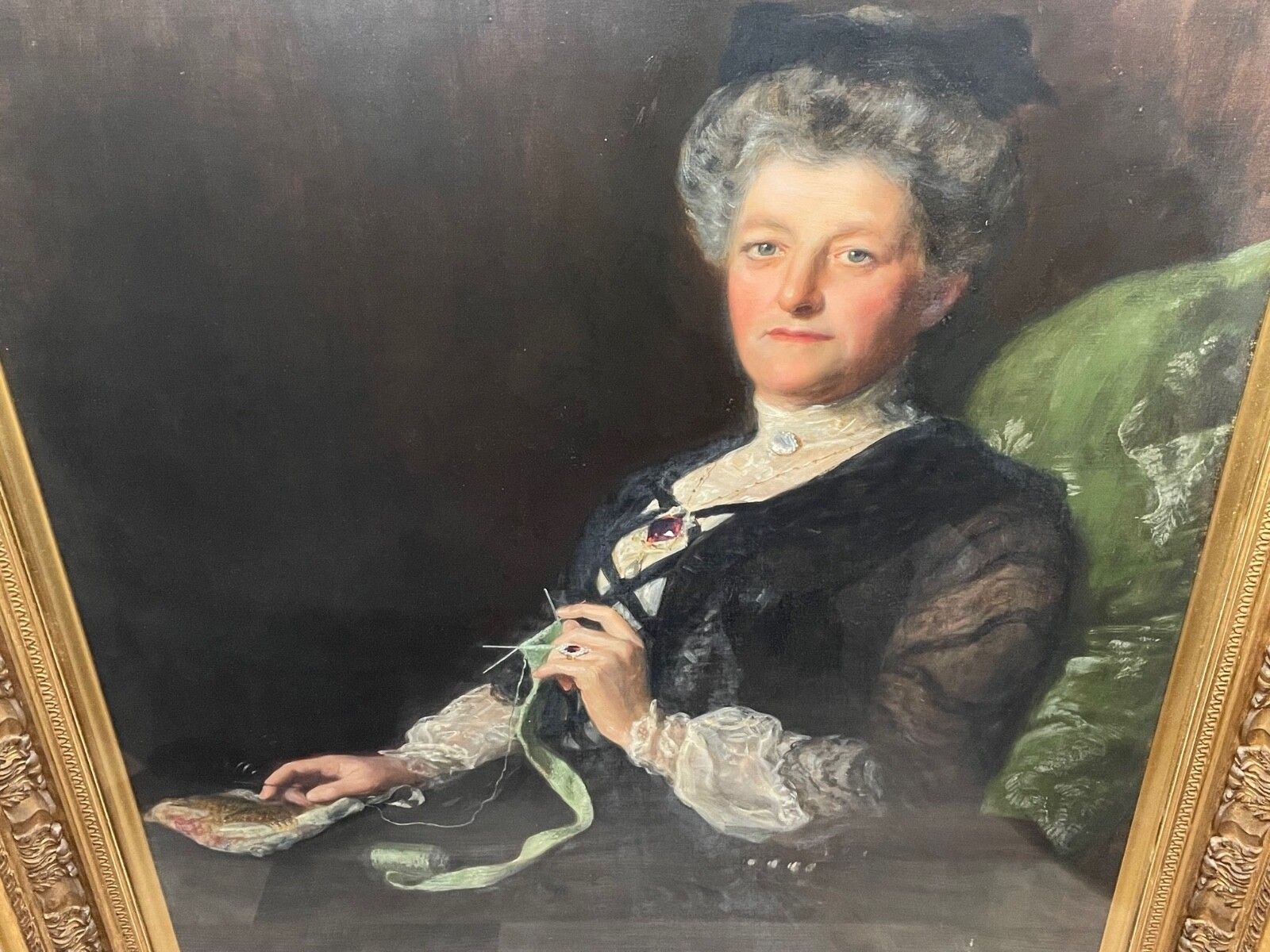 photo vintage Groot laat-Victoriaans olieverfportret, toegeschreven aan John Maler Collier - dame breiend, mogelijk Lady Laing, ca. 1893-1900