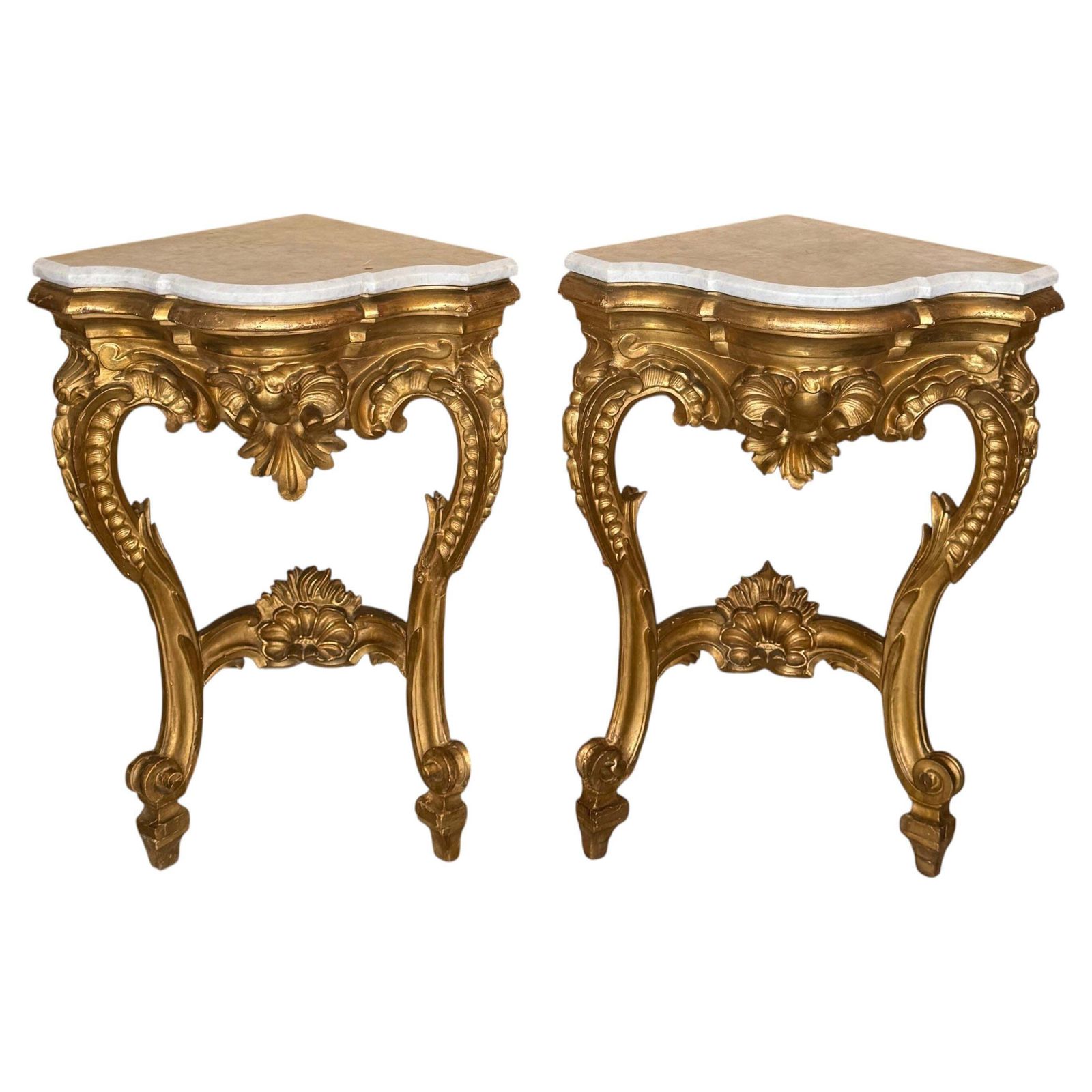 Paire de consoles d'angle d'époque de style Rococo en bois doré, plateau en marbre