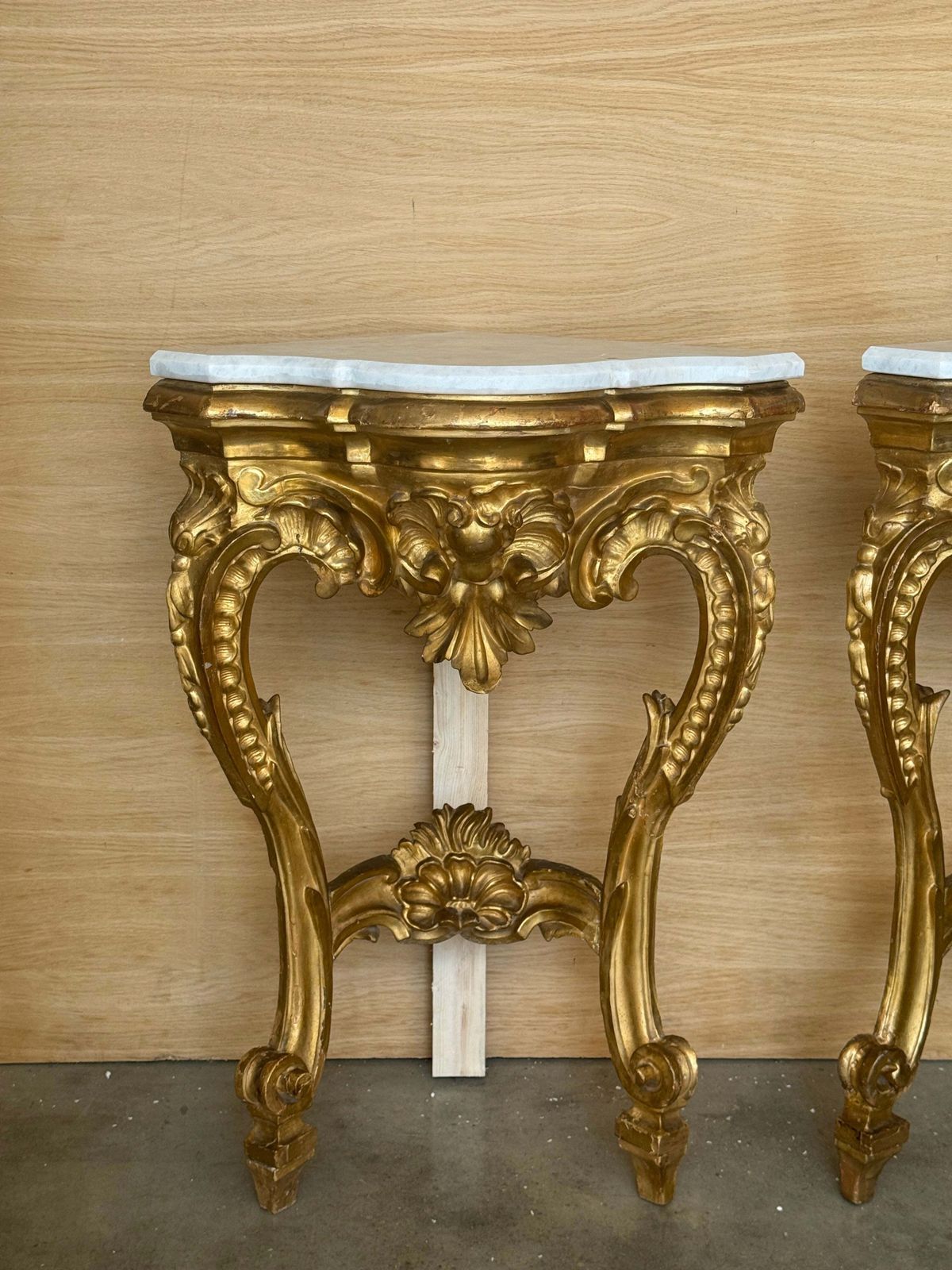 Paire de consoles d'angle d'époque de style Rococo en bois doré, plateau en marbre photo 6788.0