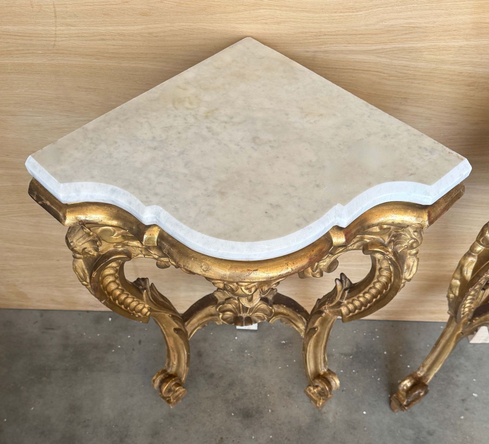 photo furniture Paire de consoles d'angle d'époque de style Rococo en bois doré, plateau en marbre