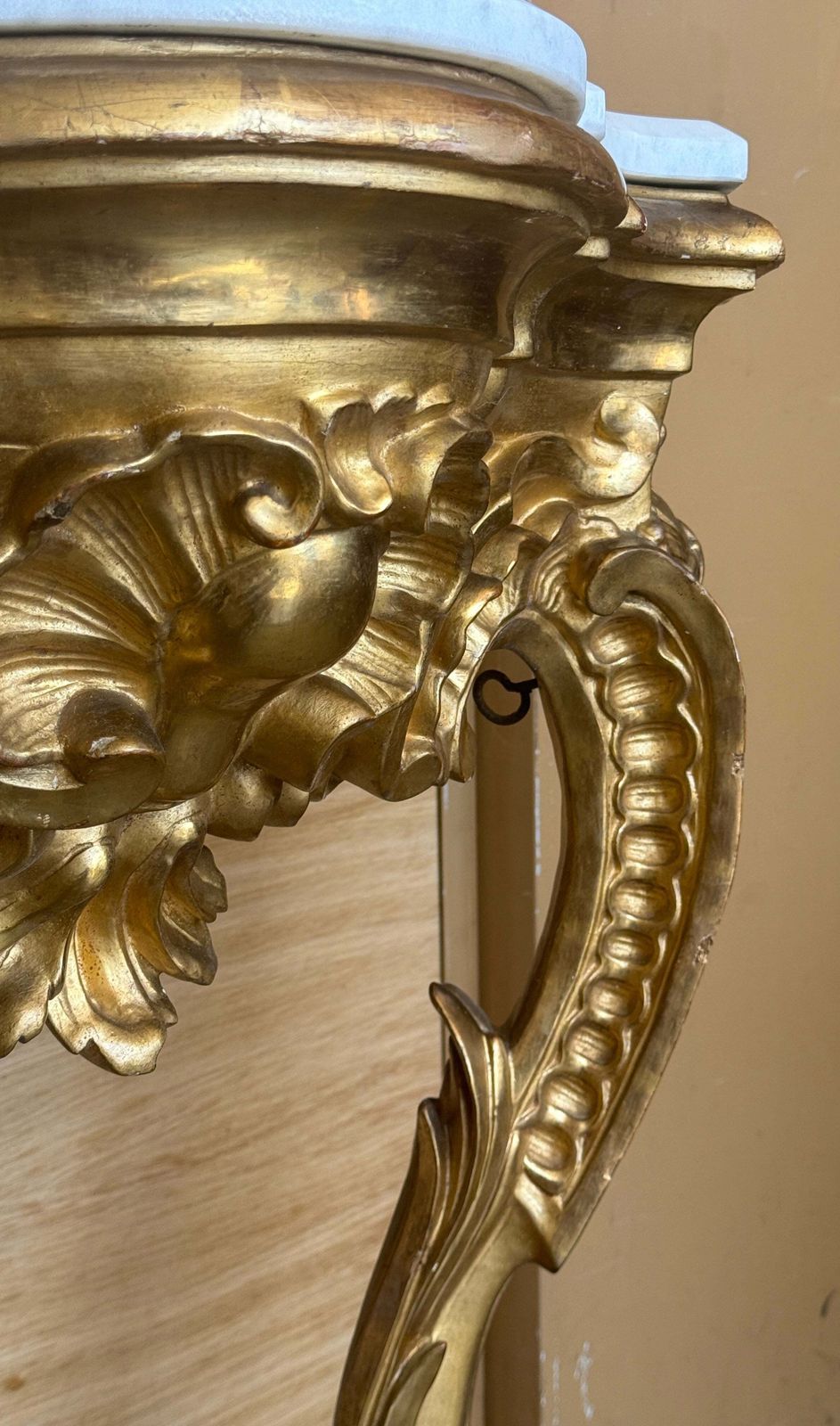 photo for sale Paire de consoles d'angle d'époque de style Rococo en bois doré, plateau en marbre