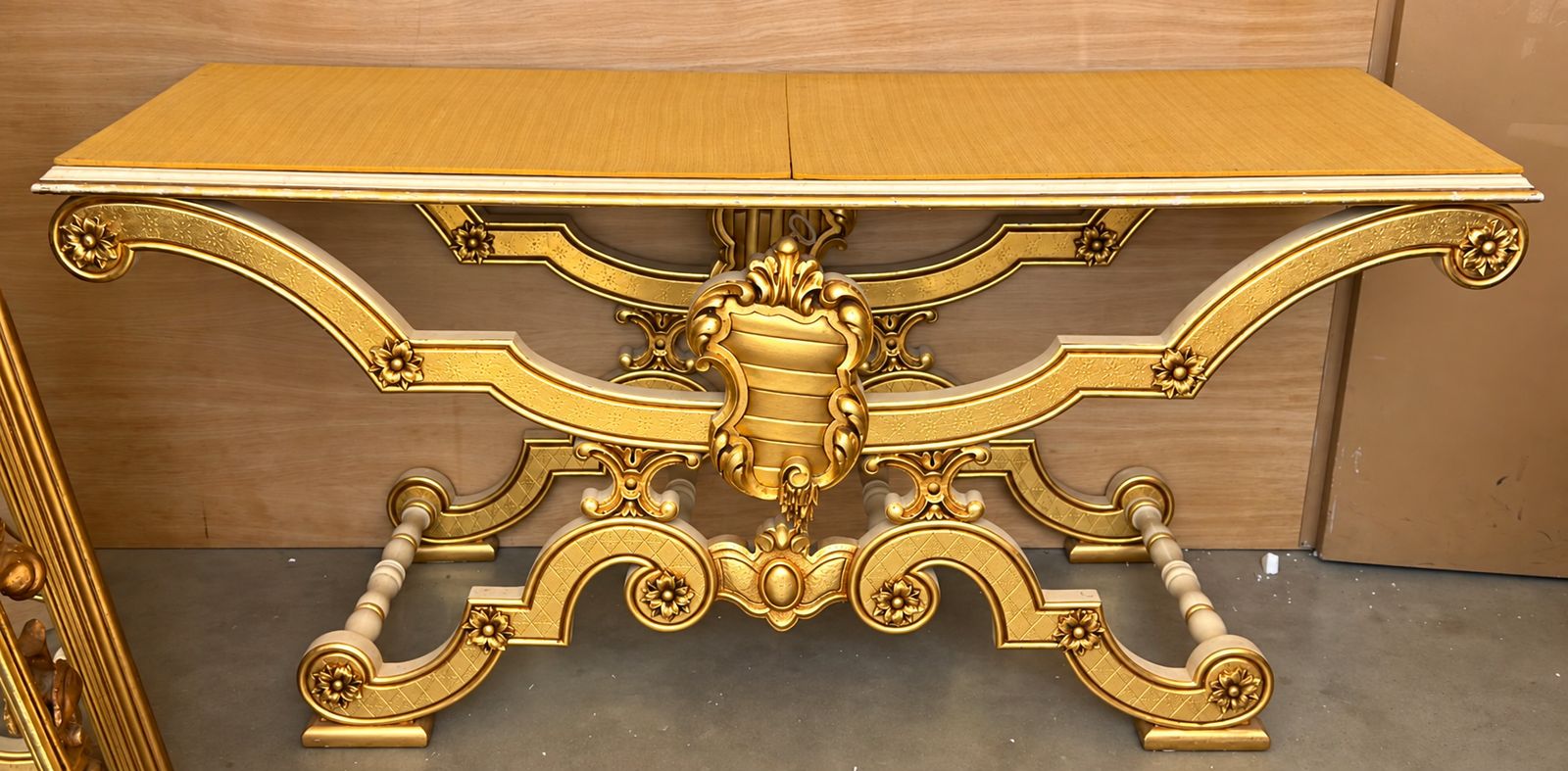 Console dorée de style espagnol, bouclier héraldique et entrelacs sculptés photo furniture