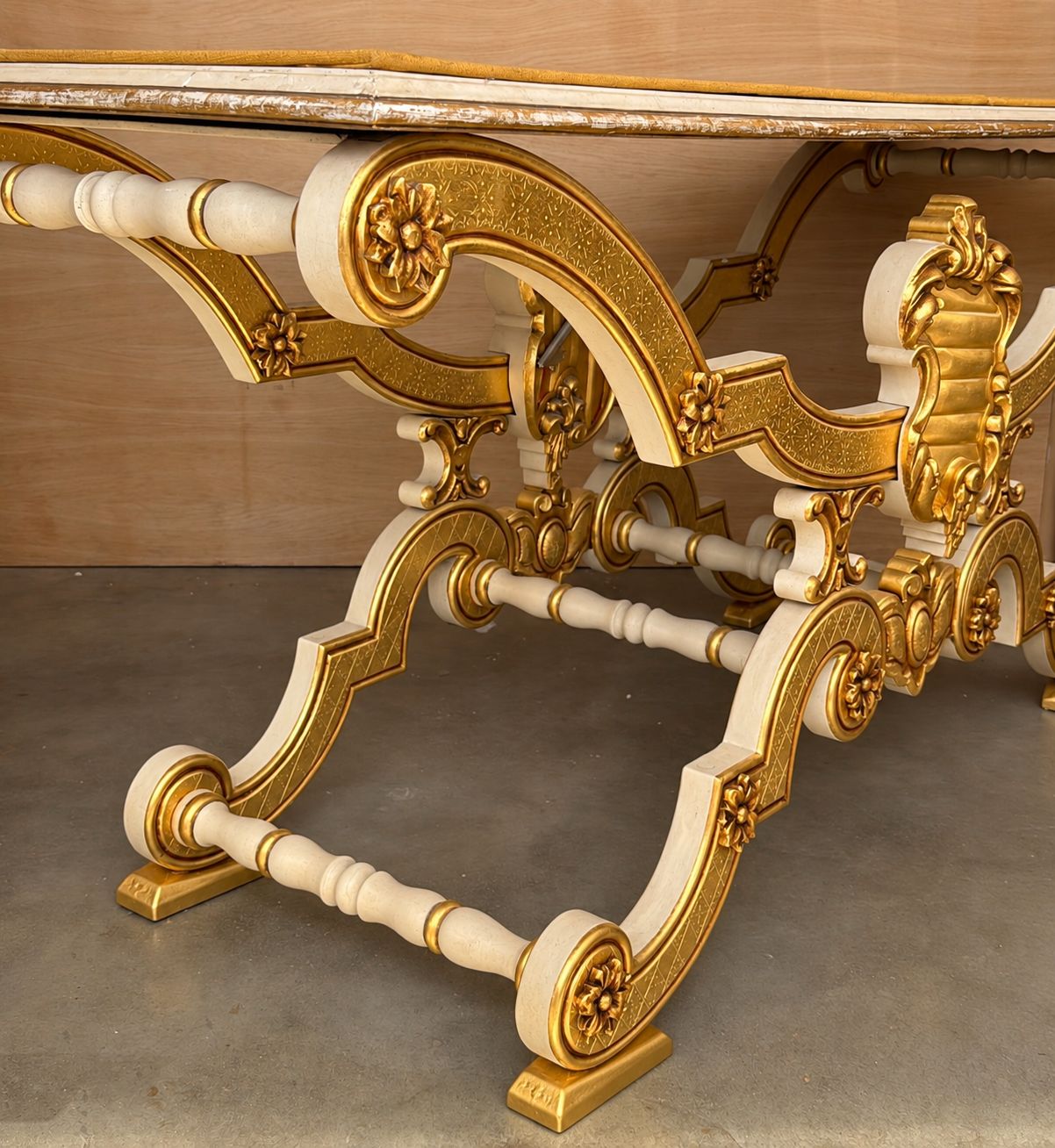 Console dorée de style espagnol, bouclier héraldique et entrelacs sculptés photo for sale