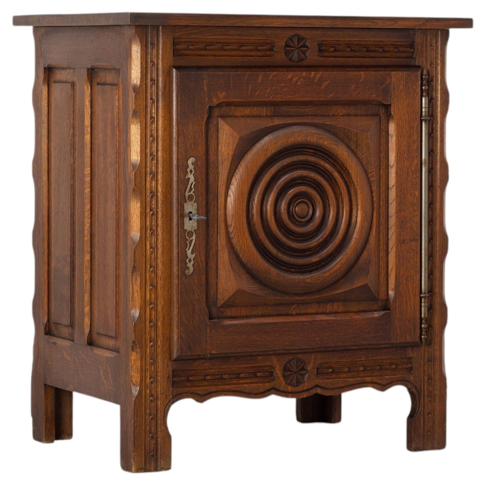 Petit buffet français en chêne sculpté, de style Charles Dudouyt, vers 1960