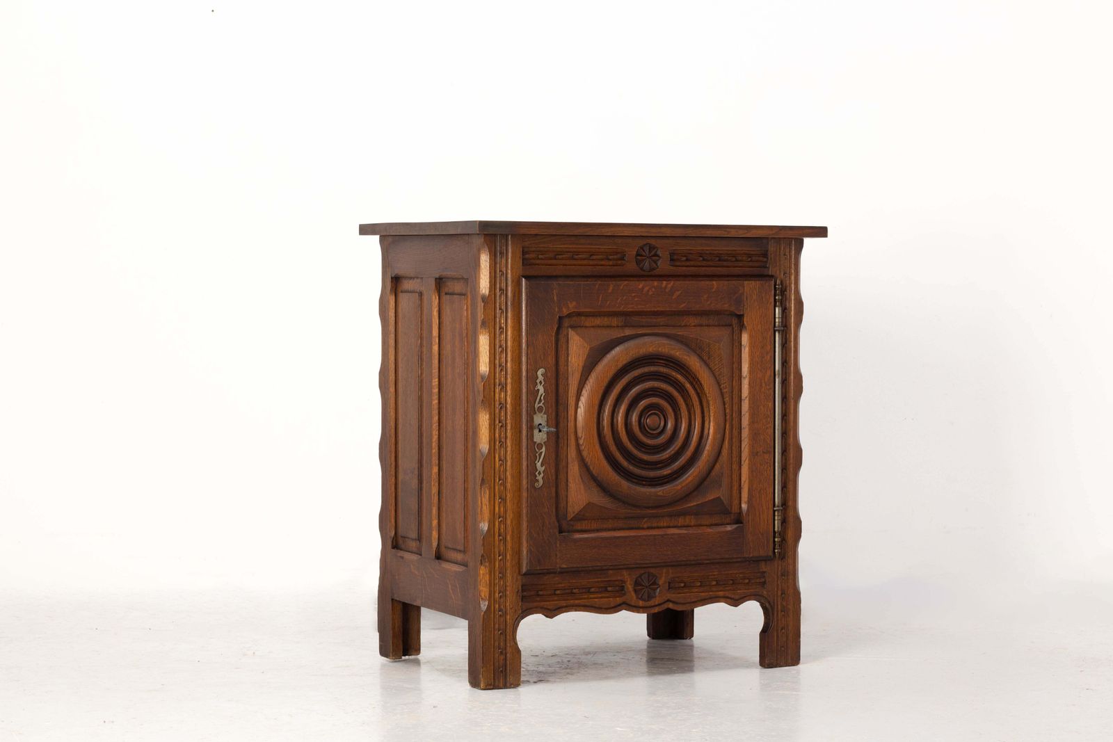 Klein Frans bijzetkastje, gesneden eiken, in de stijl van Charles Dudouyt, ca. 1960 photo furniture