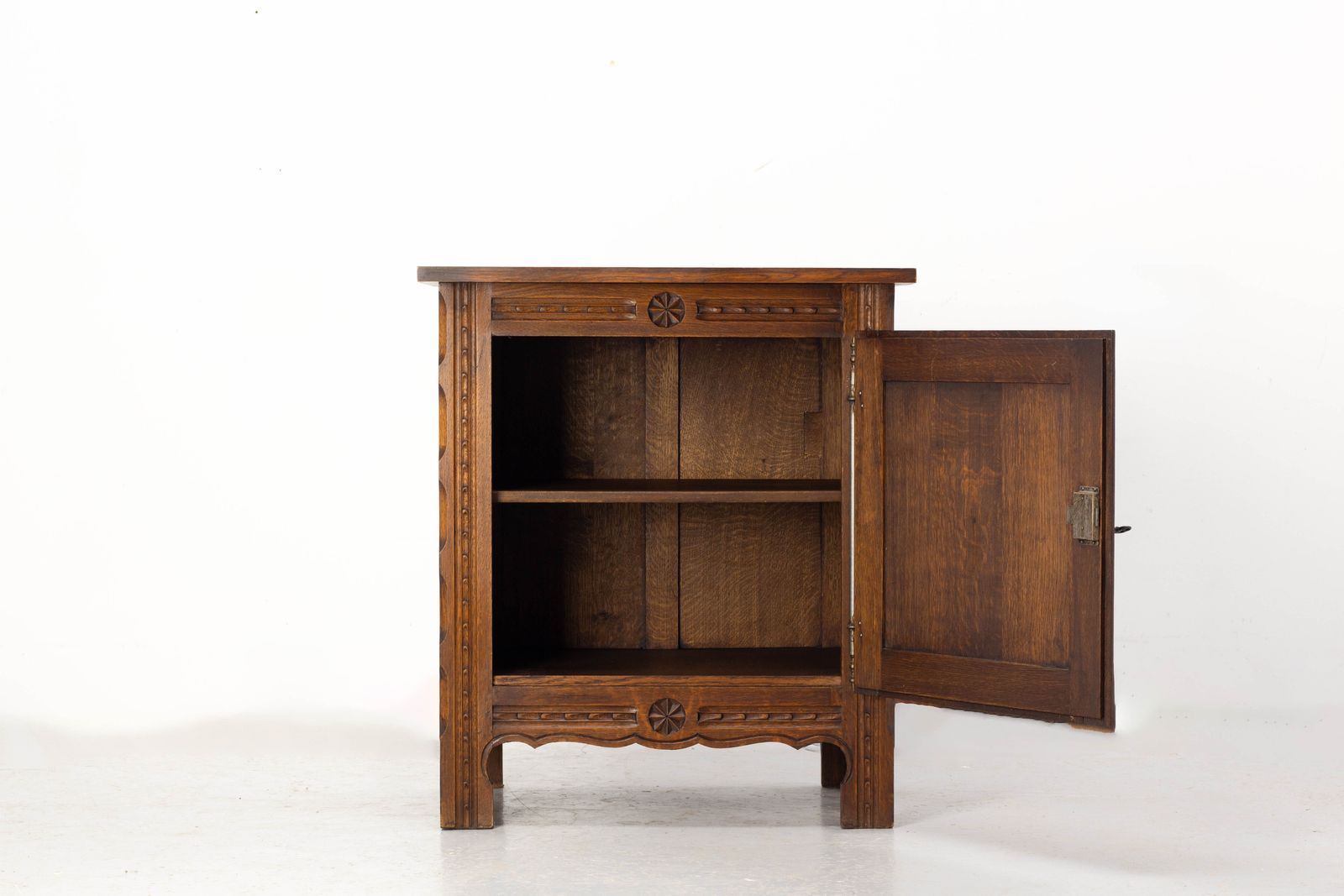 photo for sale Klein Frans bijzetkastje, gesneden eiken, in de stijl van Charles Dudouyt, ca. 1960