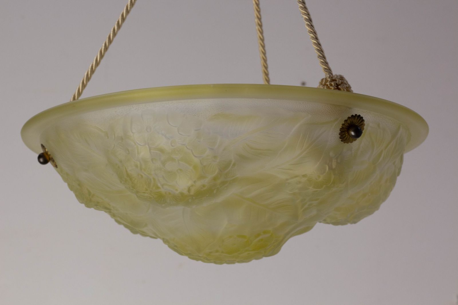 Lustre à vasque en verre moulé, décor floral, vers 1900 photo Luminaires