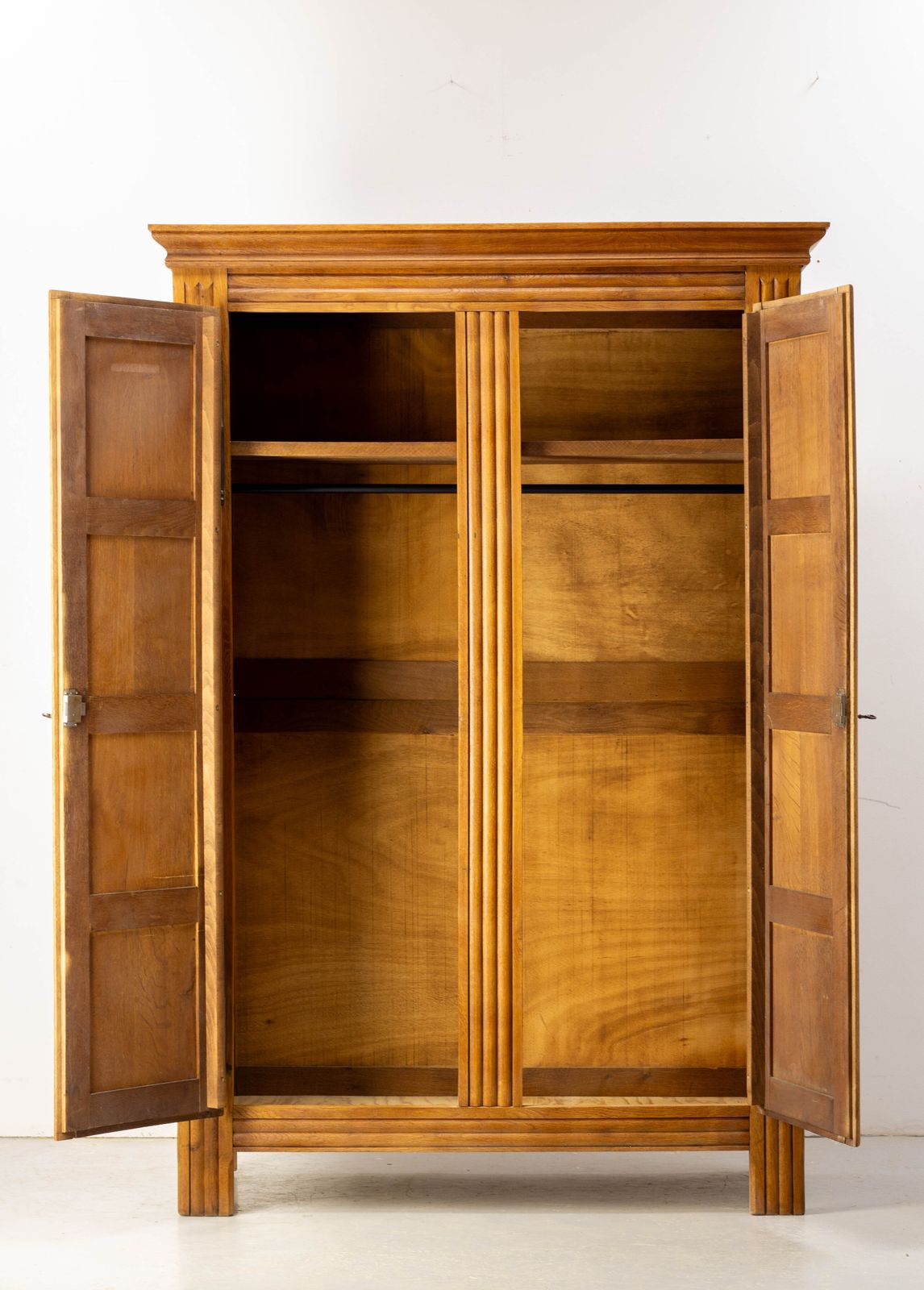 2584.0 Armoire en chêne sculpté, dans le style de Charles Dudouyt, France, 1960 photo