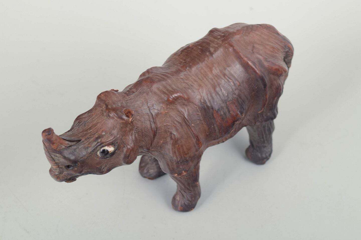 Omersa voor Liberty & Co., London. Klein leren neushoornfiguur. Midden 20e eeuw. photo furniture