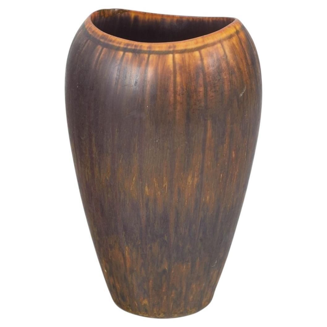 Vase en grès Rörstrand à glaçure coulante brune et ambrée, par Gunnar Nylund