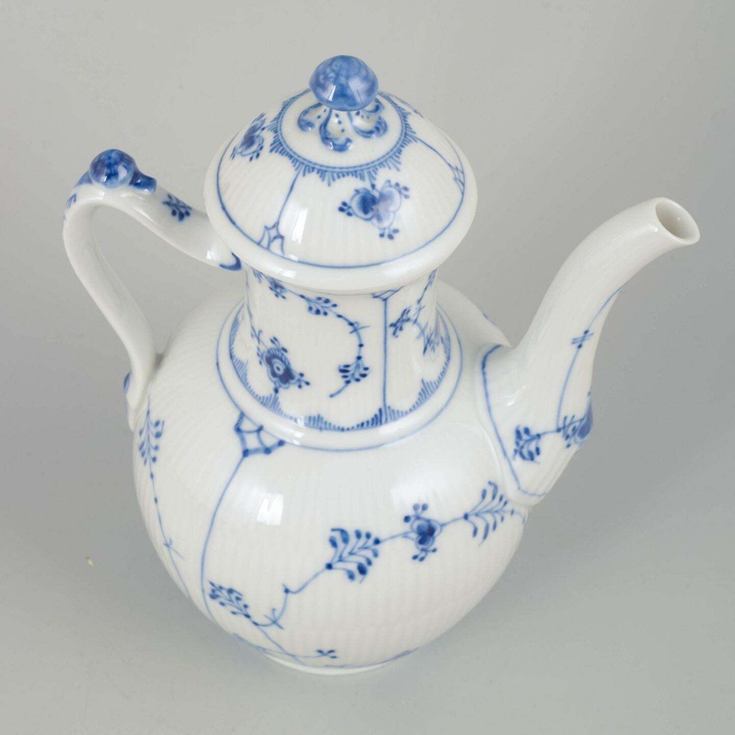 Royal Copenhagen, Blue Fluted Plain. Cafetière en porcelaine. Datée de 1958 photo furniture