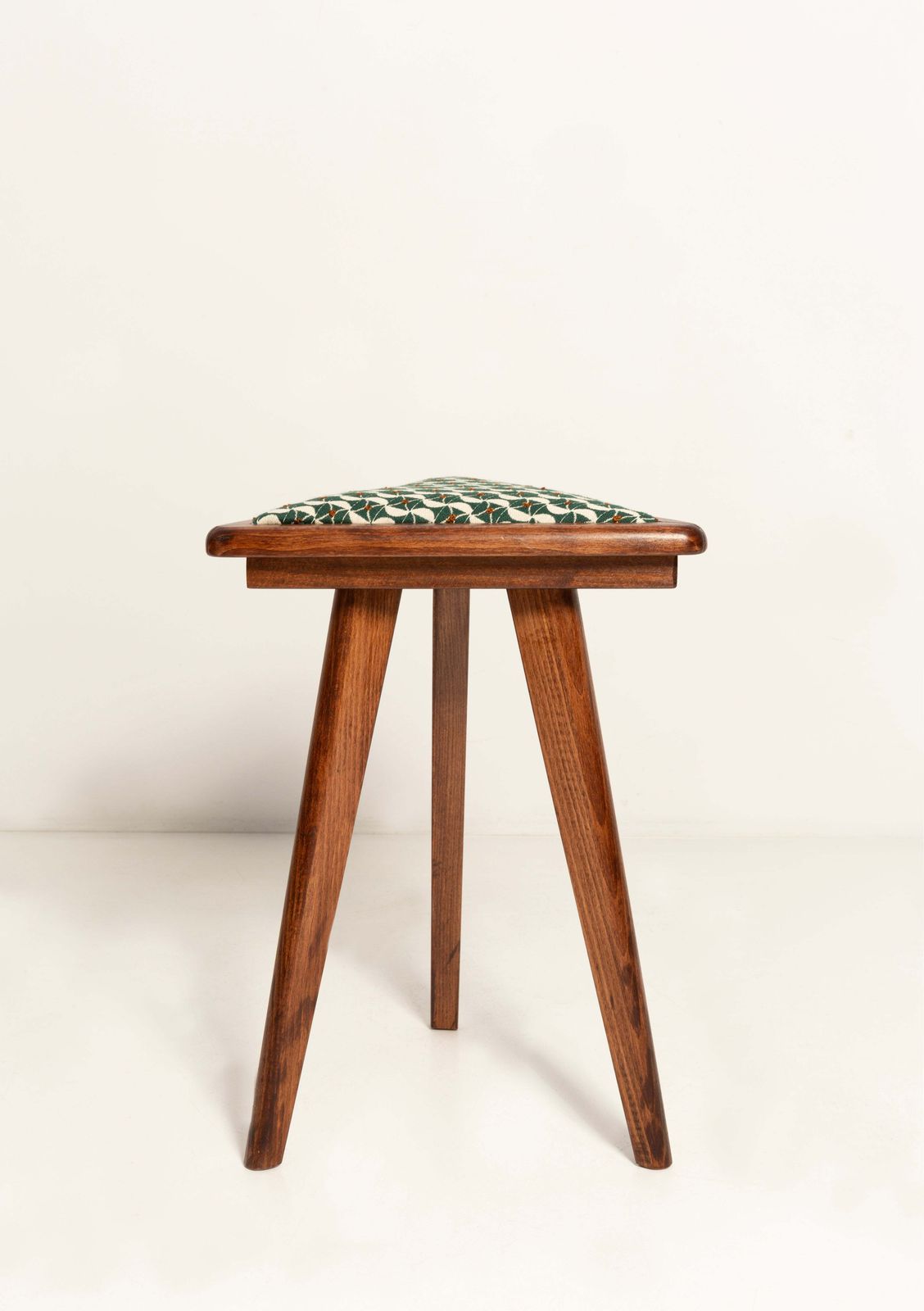 Twee mid-century driehoekige krukken, groen en wit art deco jacquard, Europa, 1960 photo Meubels
