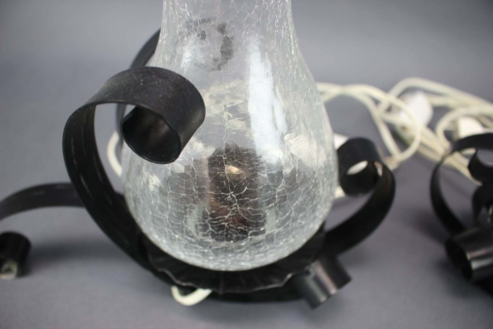 Paire de lampes de table tchécoslovaques en verre craquelé avec armatures en fer forgé, années 1950 photo Luminaires
