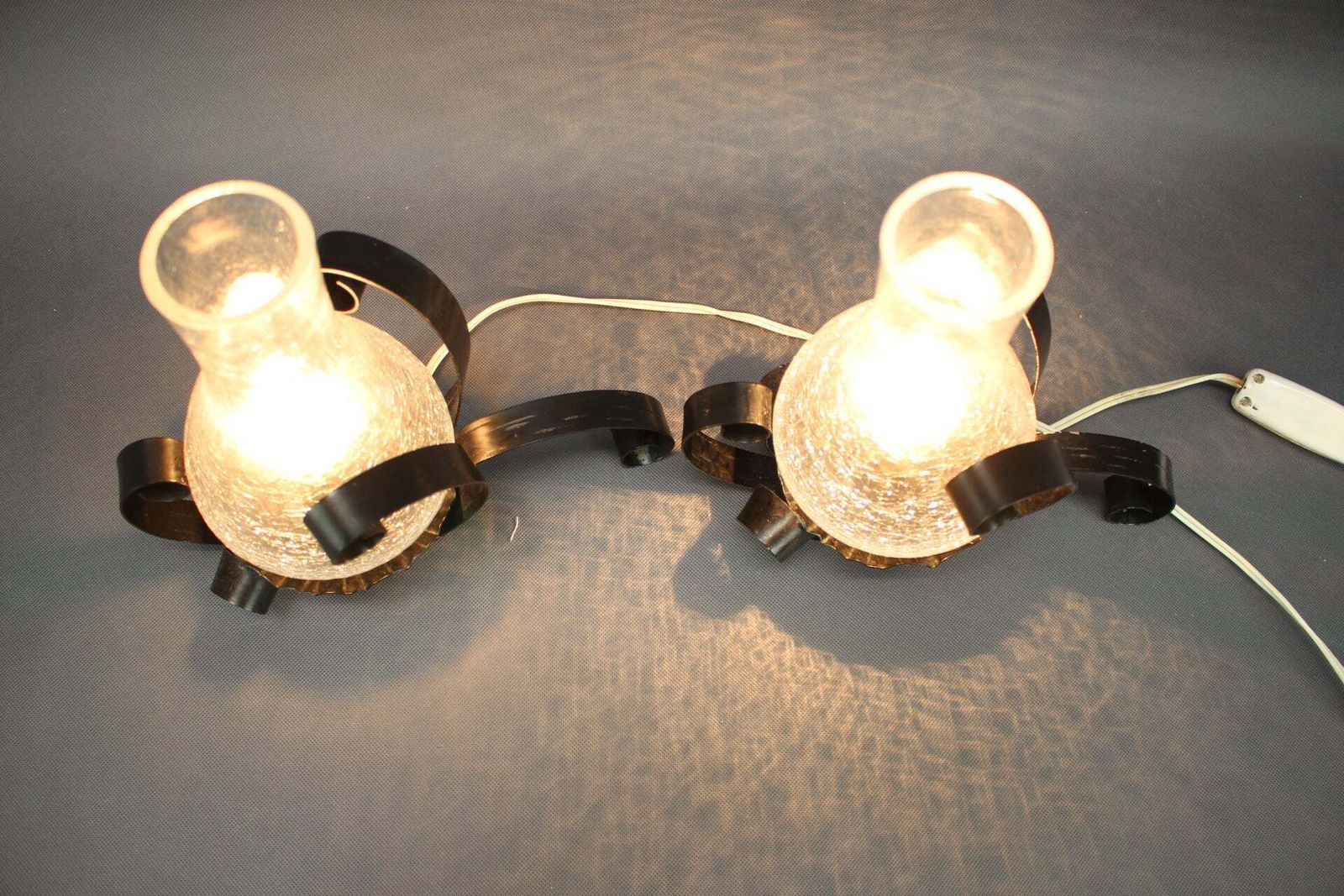 Paire de lampes de table tchécoslovaques en verre craquelé avec armatures en fer forgé, années 1950 photo vintage