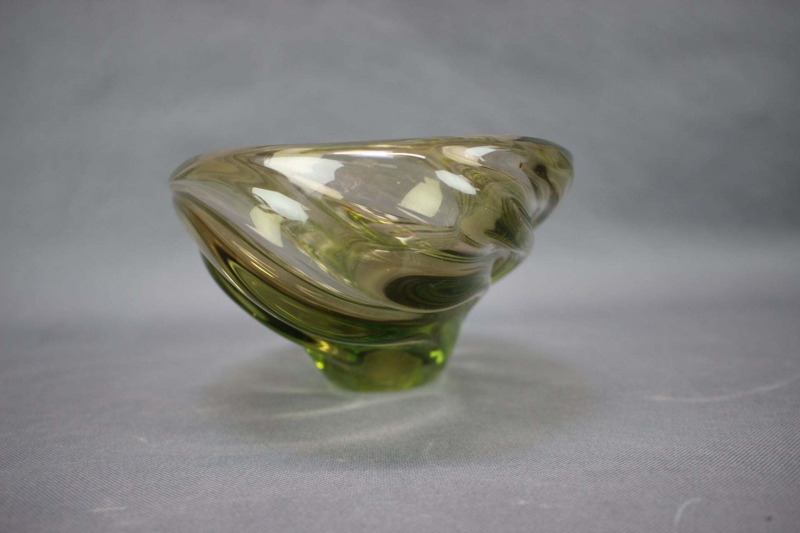 Jaroslav Beránek Andromeda glazen schaal, Skrdlovice, Tsjecho-Slowakije, ca. 1950 photo Woonaccessoires