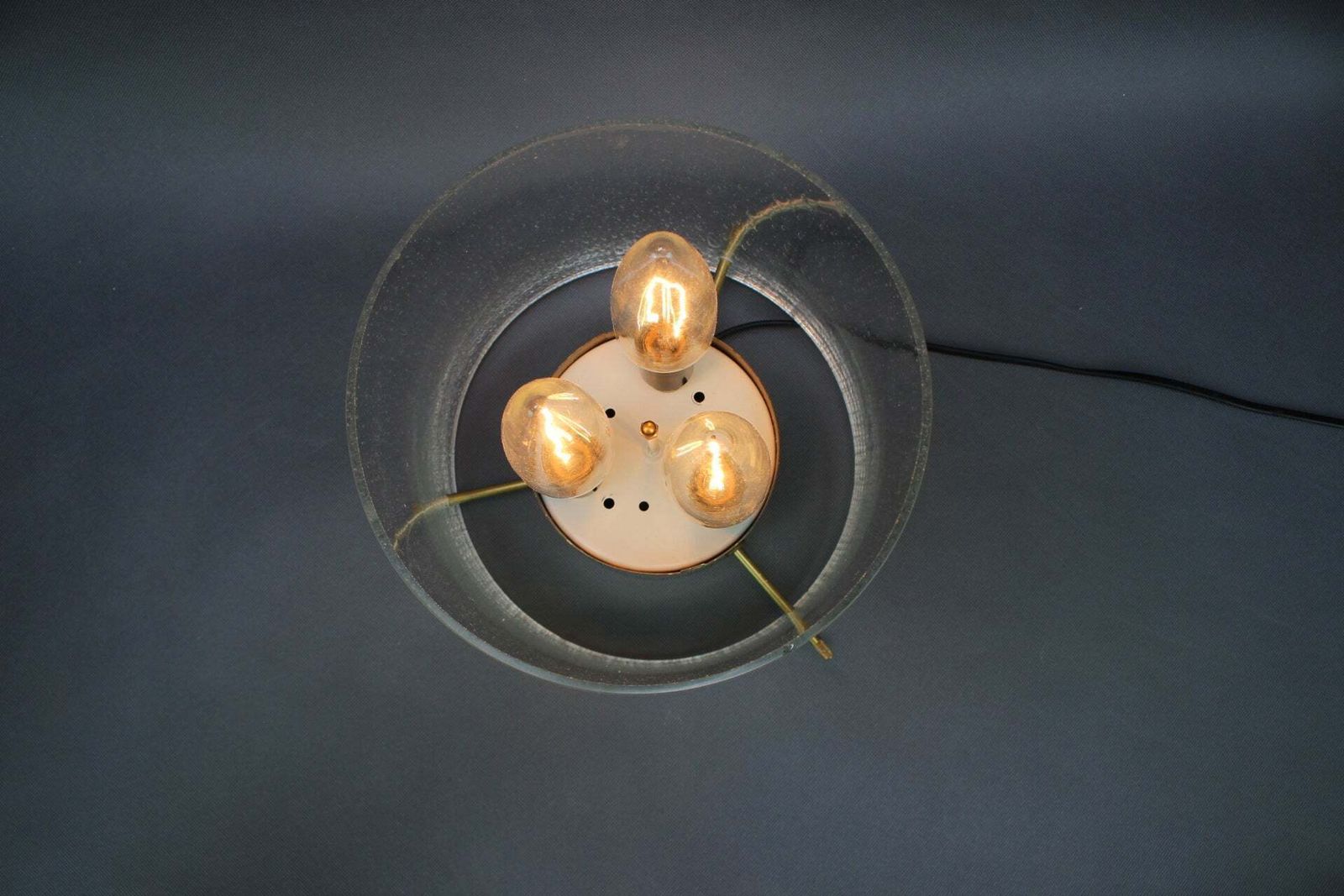 Verlichting Paar Duitse plafondlampen van messing en gestructureerd glas, jaren 1970 photo
