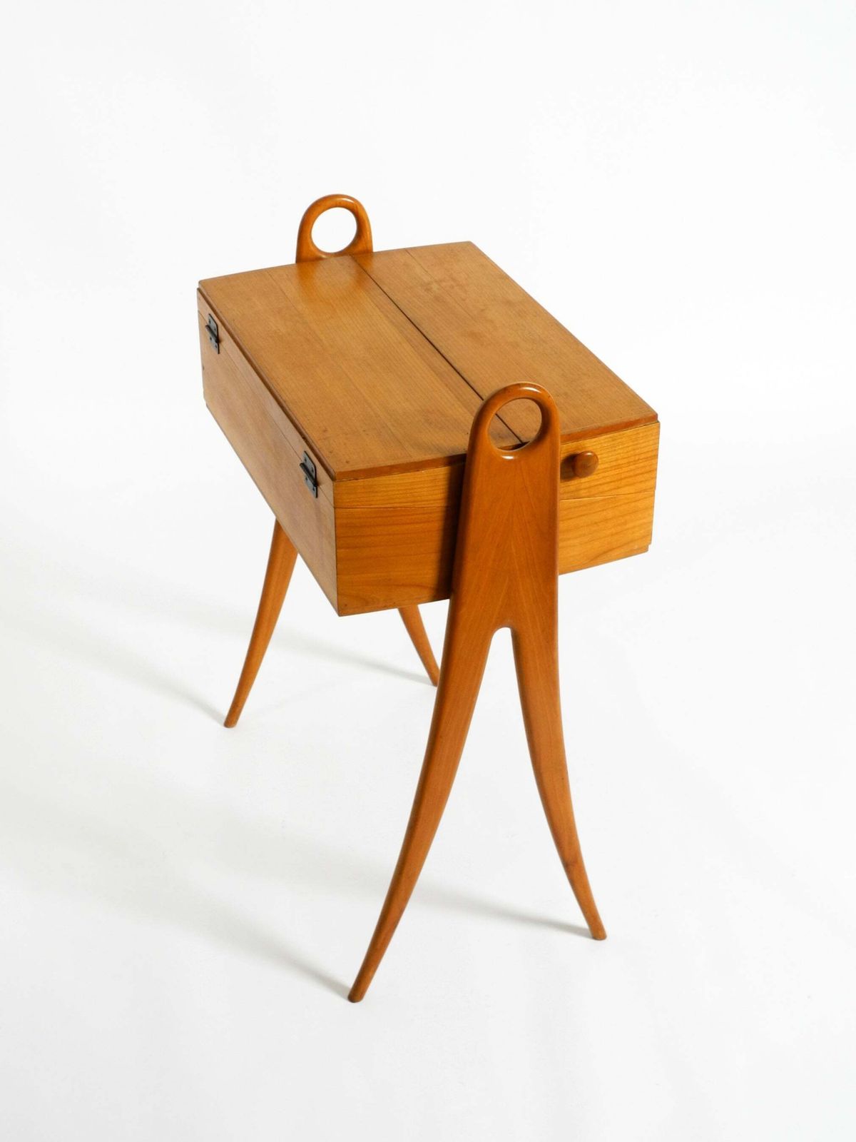 Naaibox van essenhout, jaren 1950, met scharnierend deksel, meerdere vakken en gebogen poten photo buy